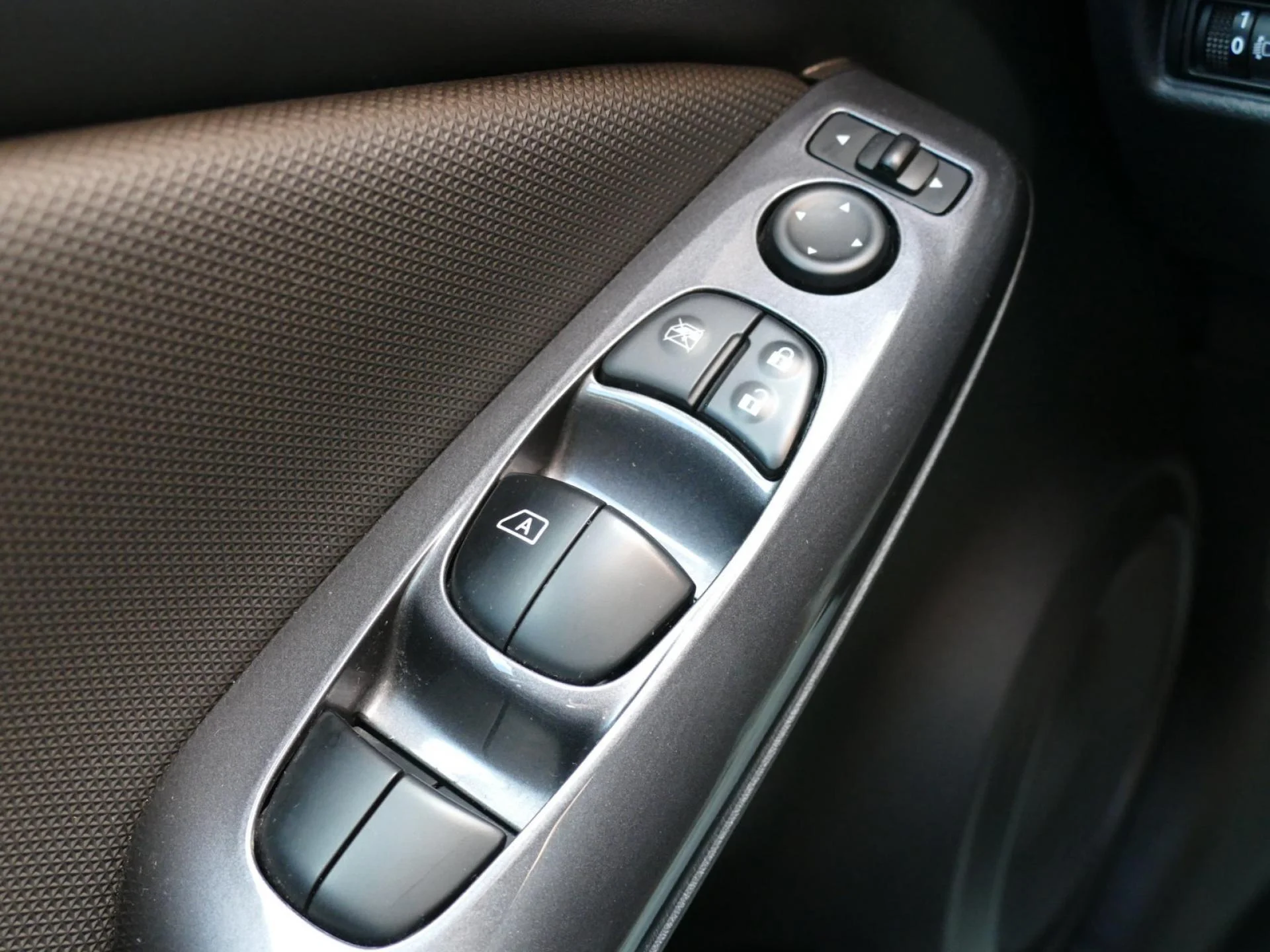 NISSAN JUKE - Miniature 21 sur 32 - Cliquer pour voir cette photo