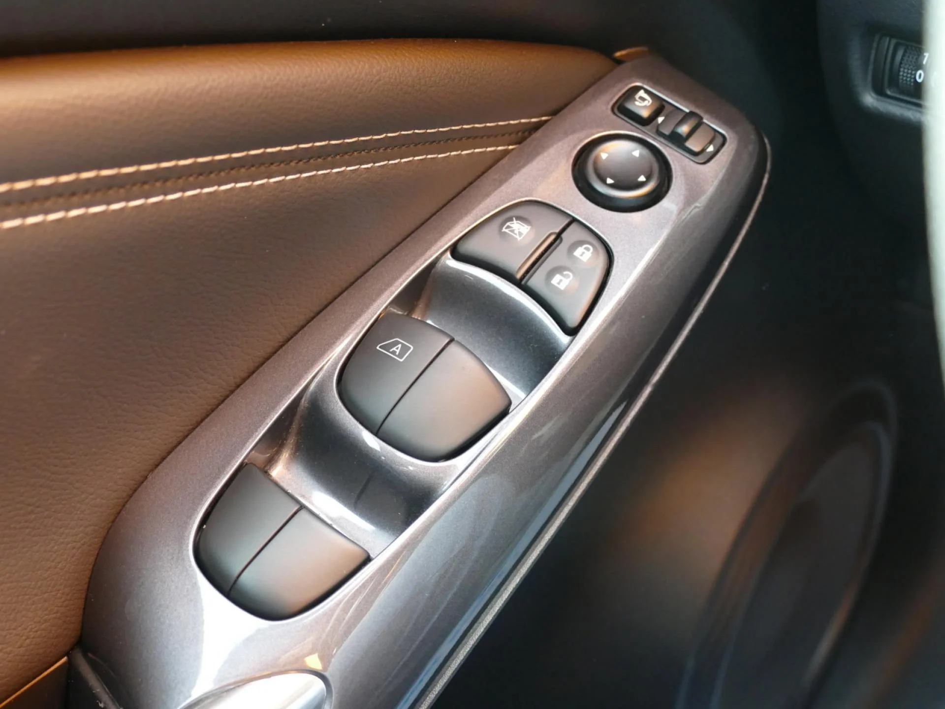 NISSAN JUKE - Miniature 21 sur 33 - Cliquer pour voir cette photo