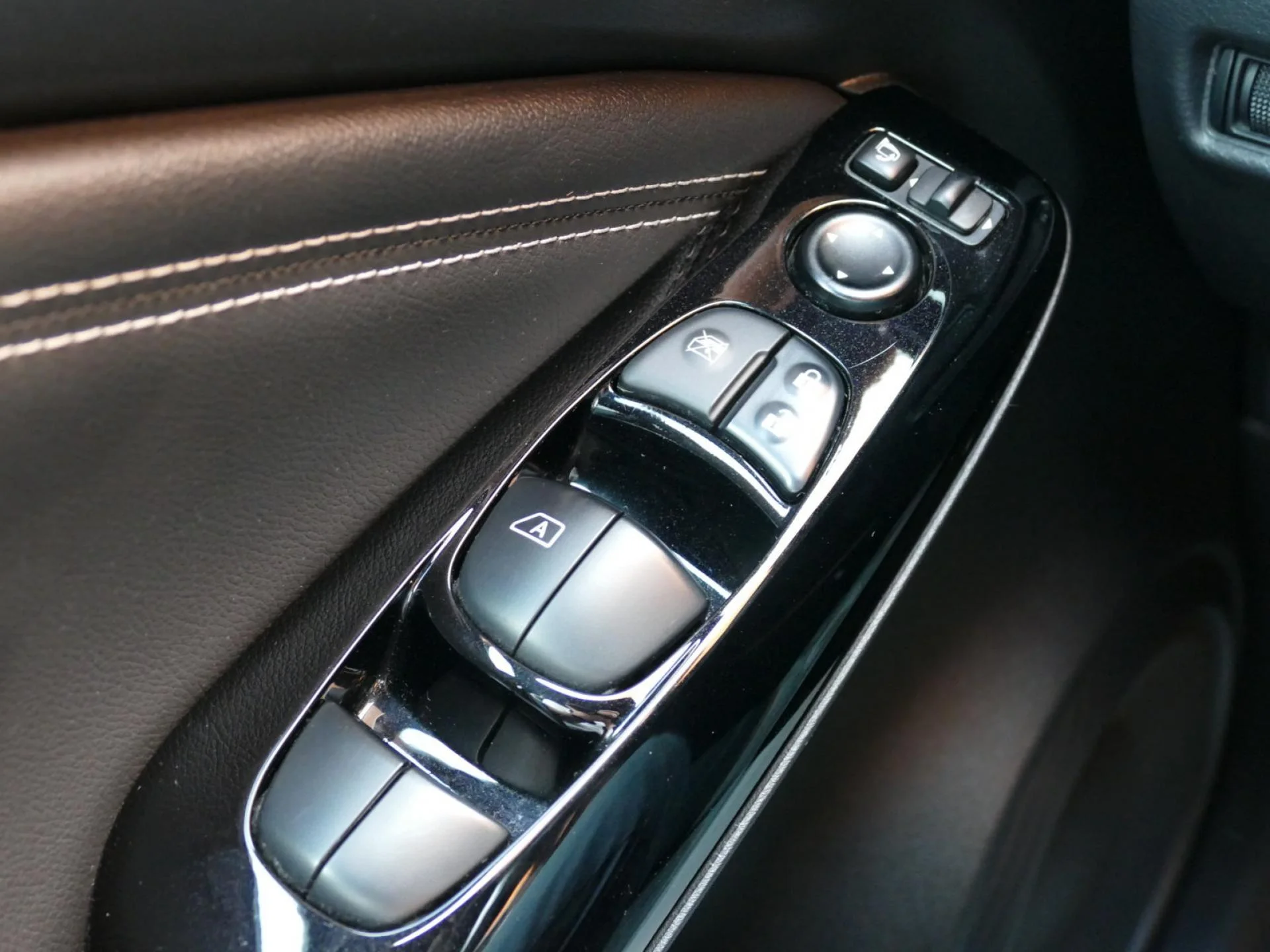 NISSAN JUKE - Miniature 24 sur 36 - Cliquer pour voir cette photo