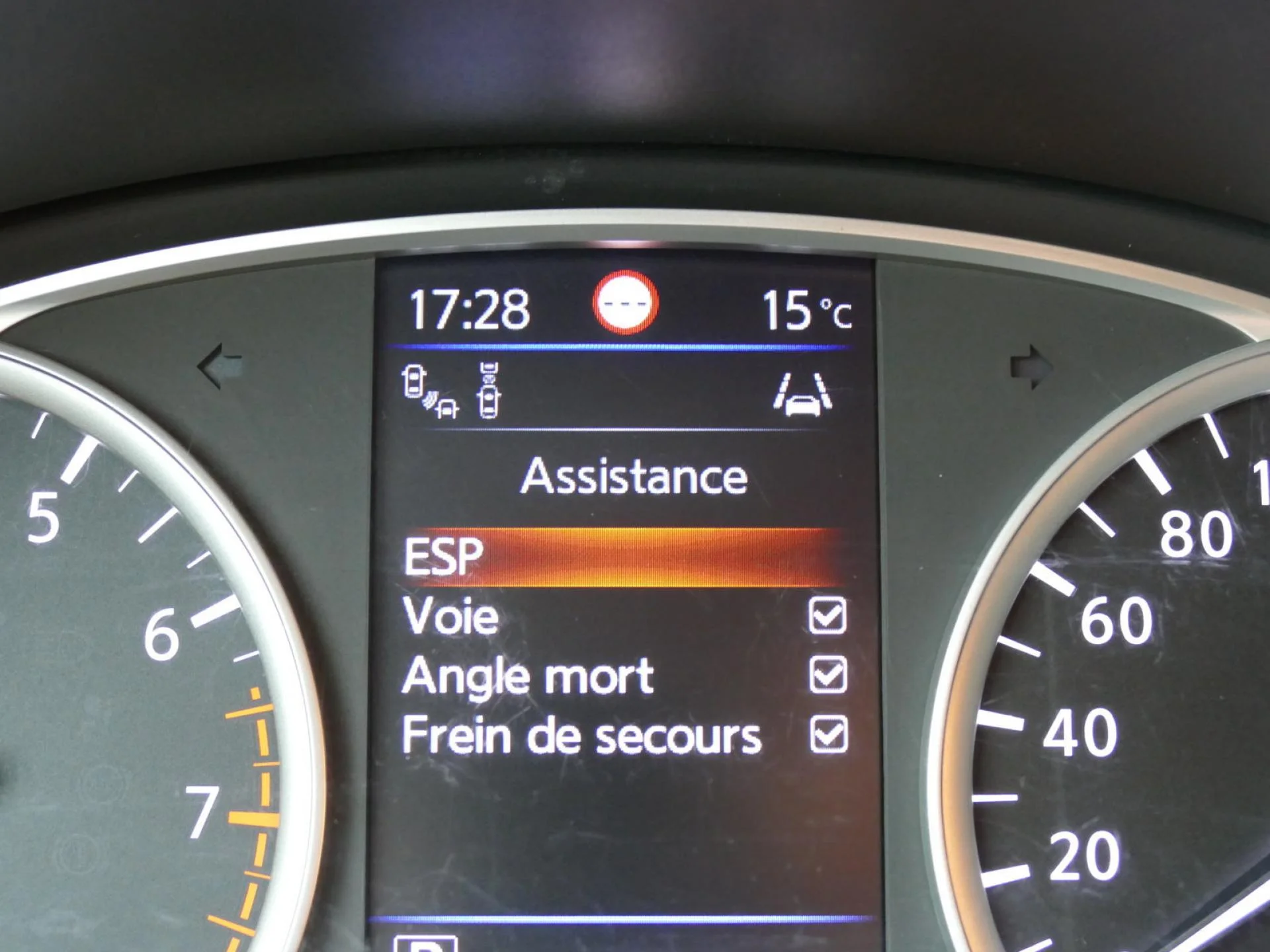 NISSAN MICRA - Miniature 15 sur 32 - Cliquer pour voir cette photo