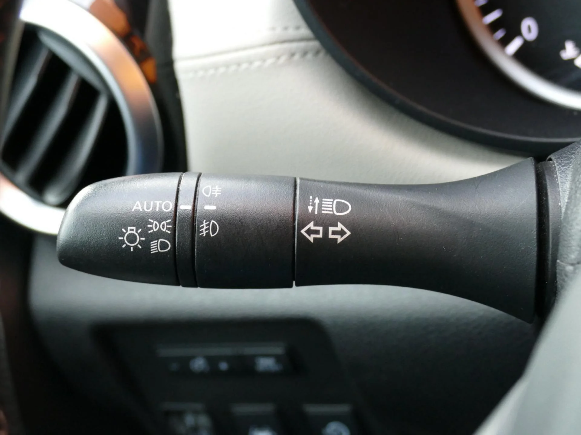 NISSAN MICRA - Miniature 23 sur 32 - Cliquer pour voir cette photo