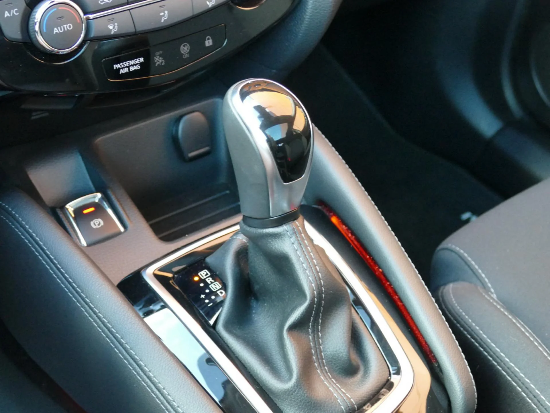 NISSAN QASHQAI - Miniature 18 sur 32 - Cliquer pour voir cette photo