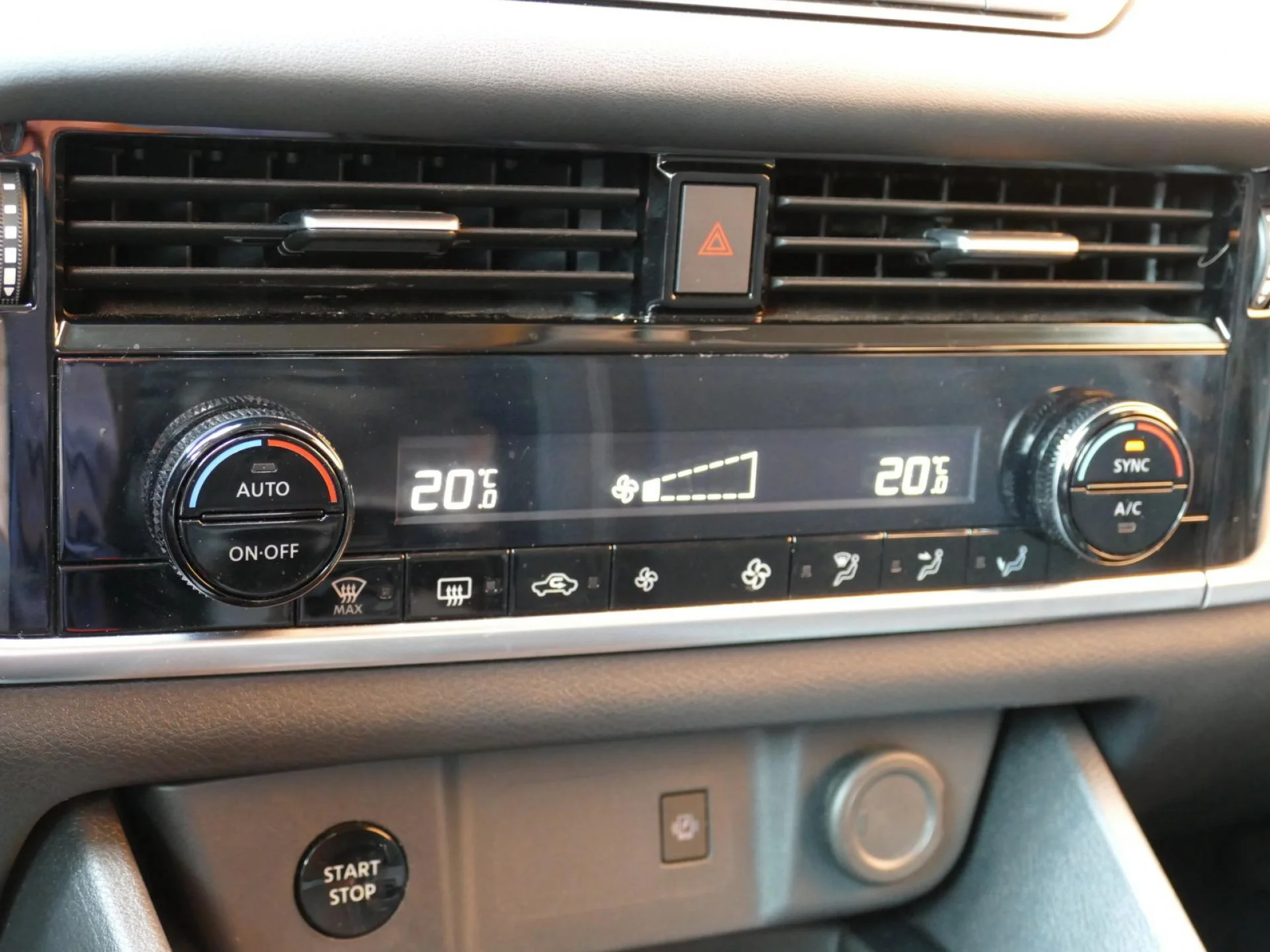 NISSAN QASHQAI - Miniature 12 sur 34 - Cliquer pour voir cette photo