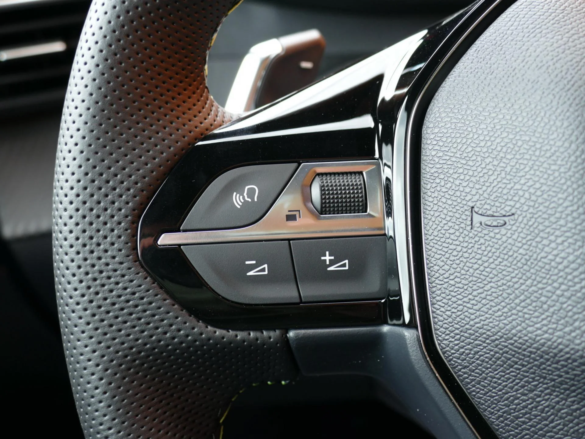 PEUGEOT 2008 - Miniature 18 sur 37 - Cliquer pour voir cette photo