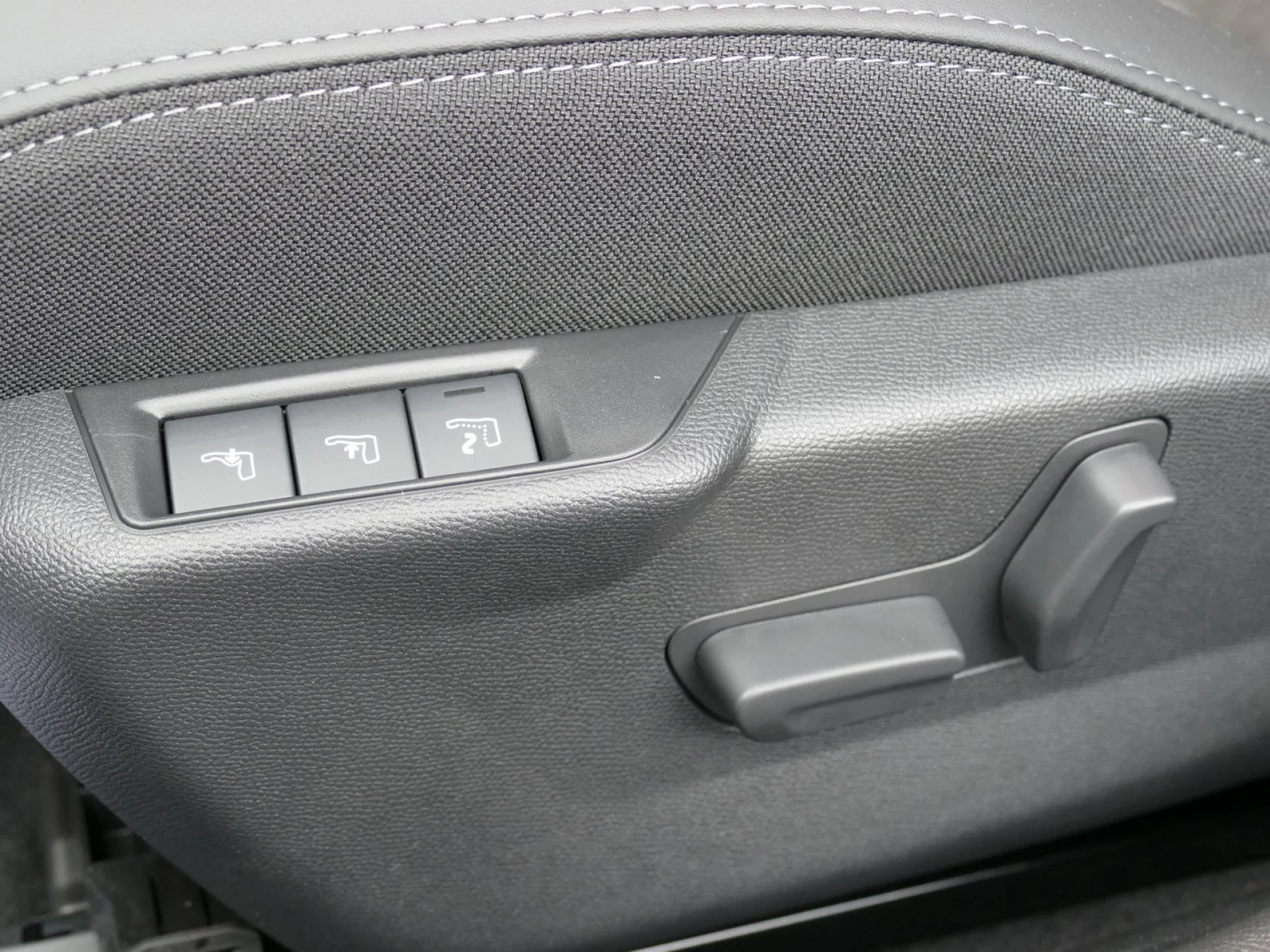 PEUGEOT 2008 - Miniature 21 sur 37 - Cliquer pour voir cette photo