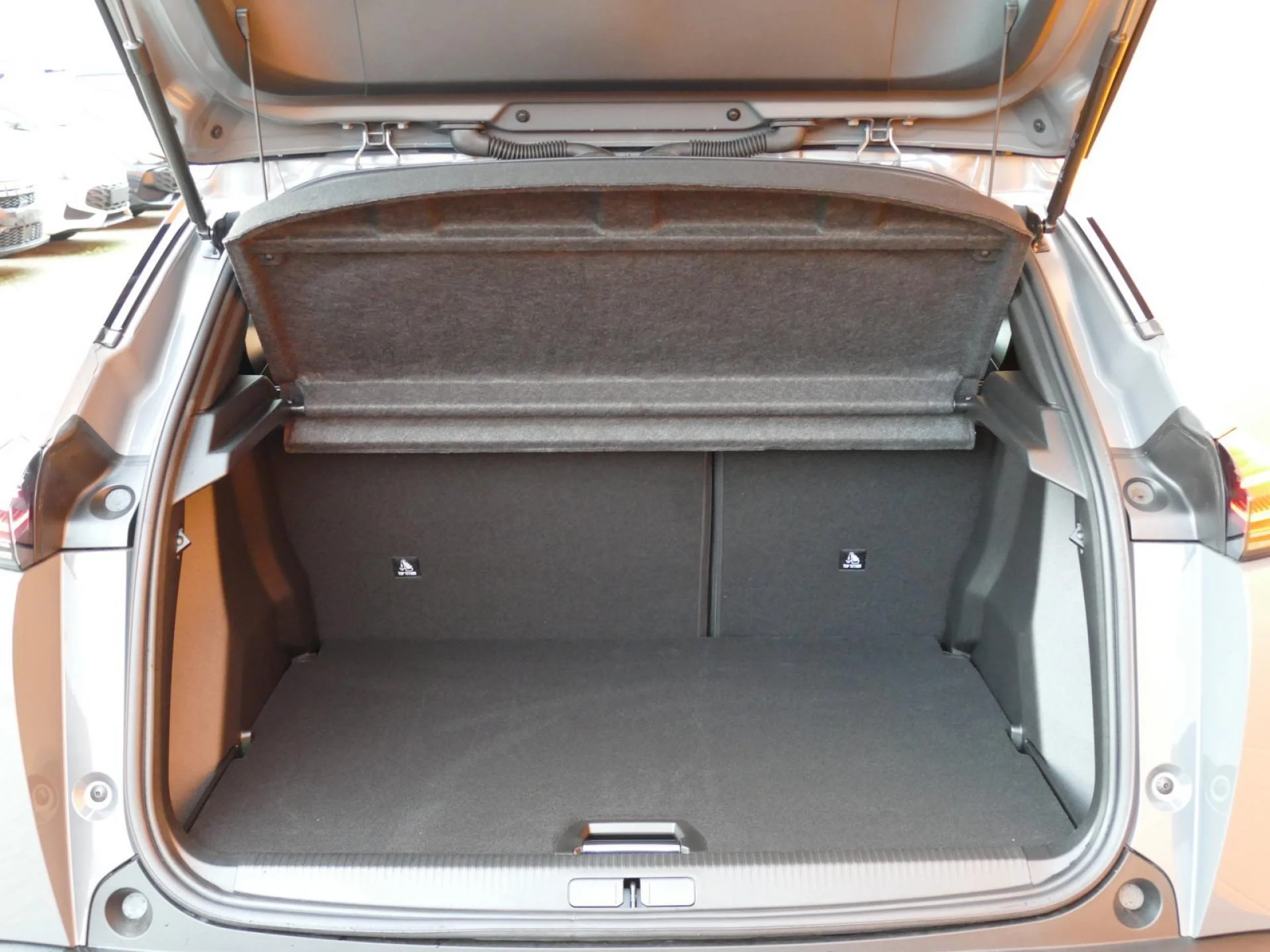 PEUGEOT 2008 - Miniature 8 sur 21 - Cliquer pour voir cette photo