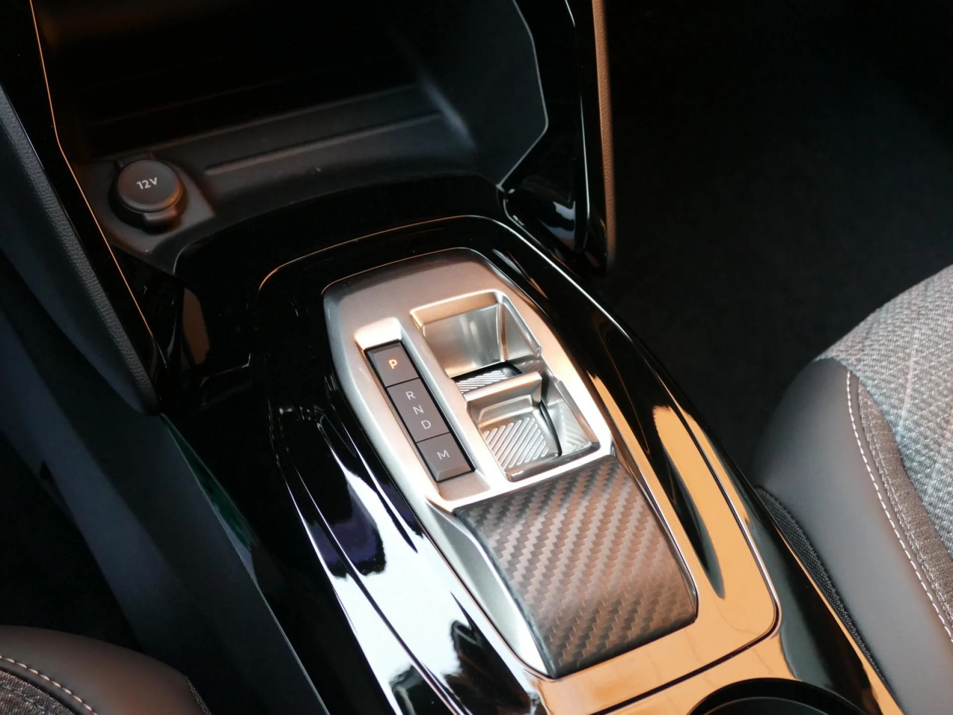 PEUGEOT 2008 - Miniature 10 sur 21 - Cliquer pour voir cette photo