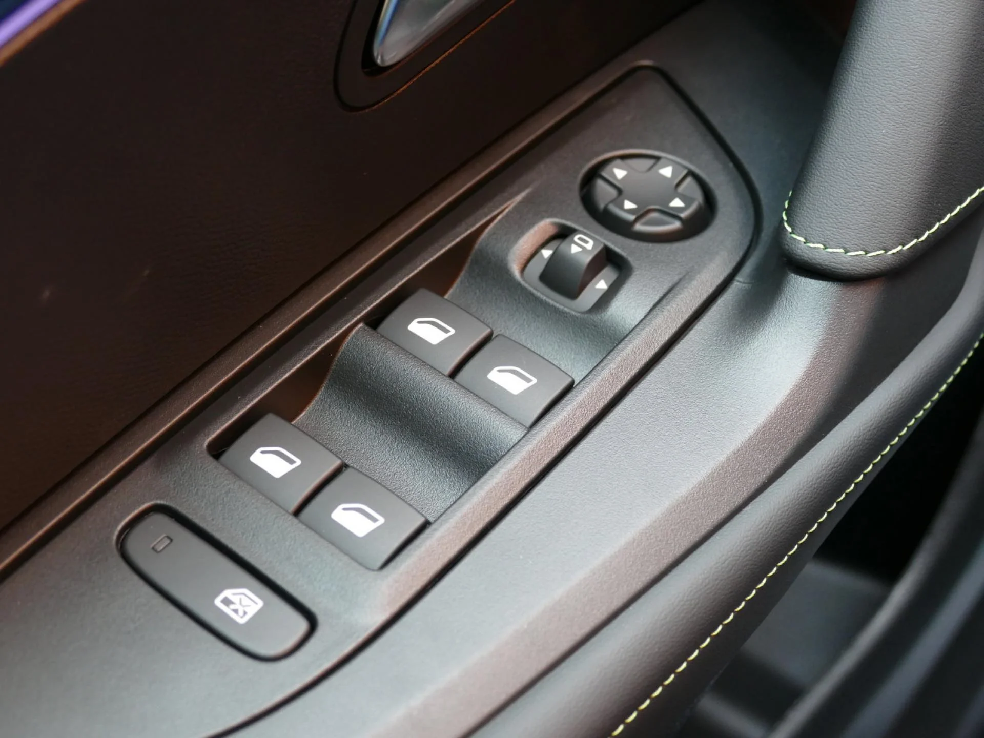PEUGEOT 2008 - Miniature 28 sur 31 - Cliquer pour voir cette photo