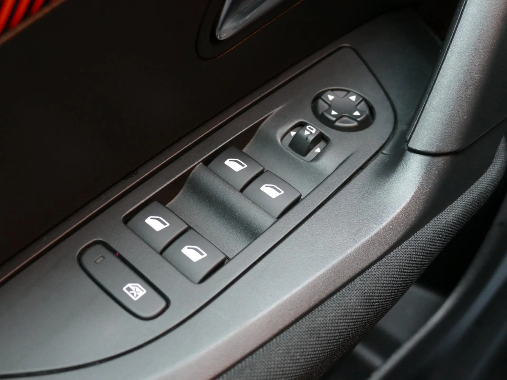 PEUGEOT 2008 - Miniature 25 sur 32 - Cliquer pour voir cette photo