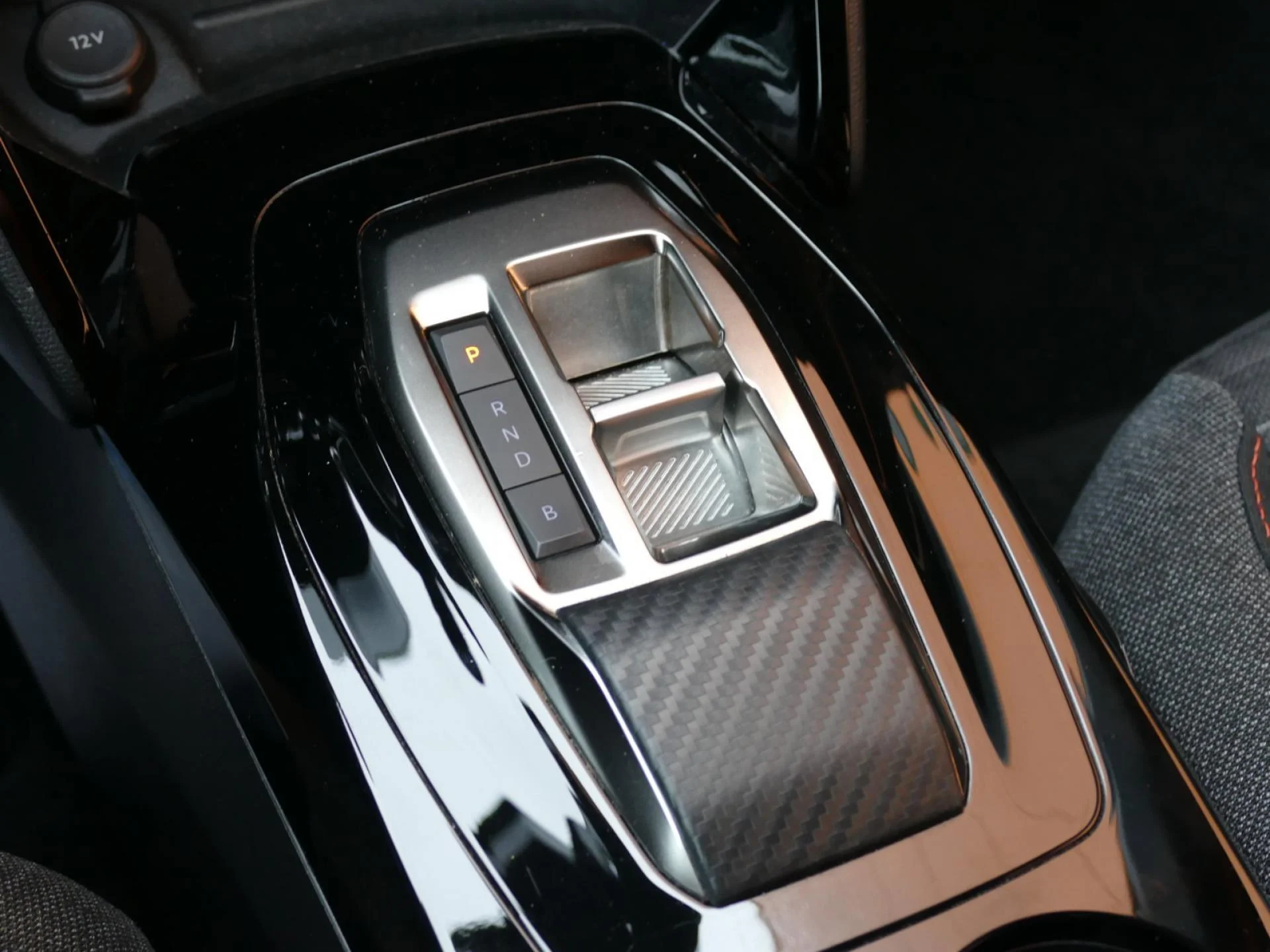 PEUGEOT 2008 - Miniature 21 sur 32 - Cliquer pour voir cette photo