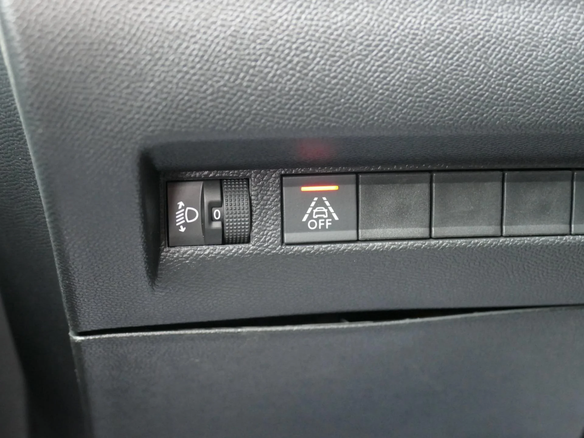 PEUGEOT 2008 - Miniature 24 sur 32 - Cliquer pour voir cette photo