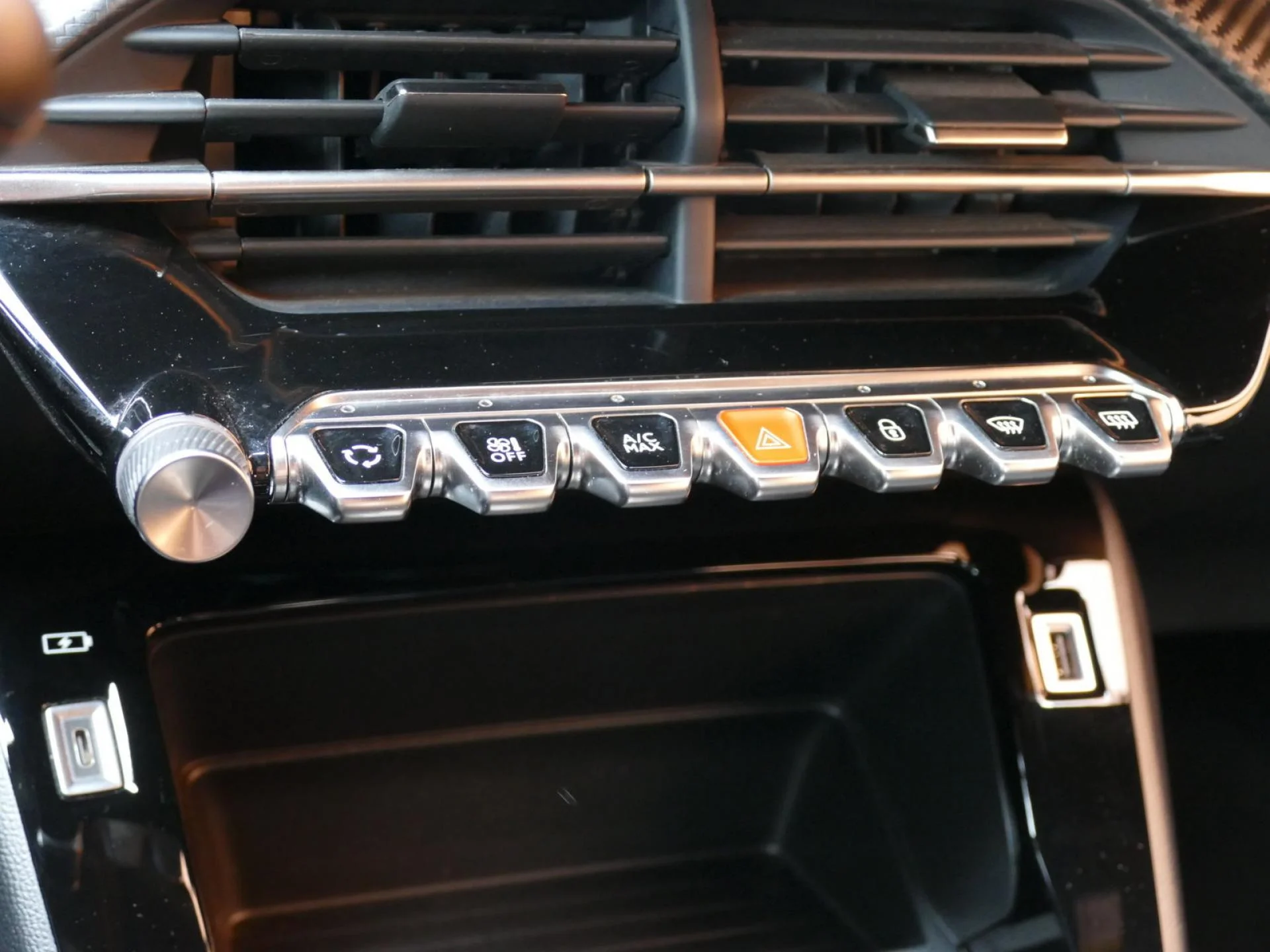 PEUGEOT 2008 - Miniature 17 sur 32 - Cliquer pour voir cette photo