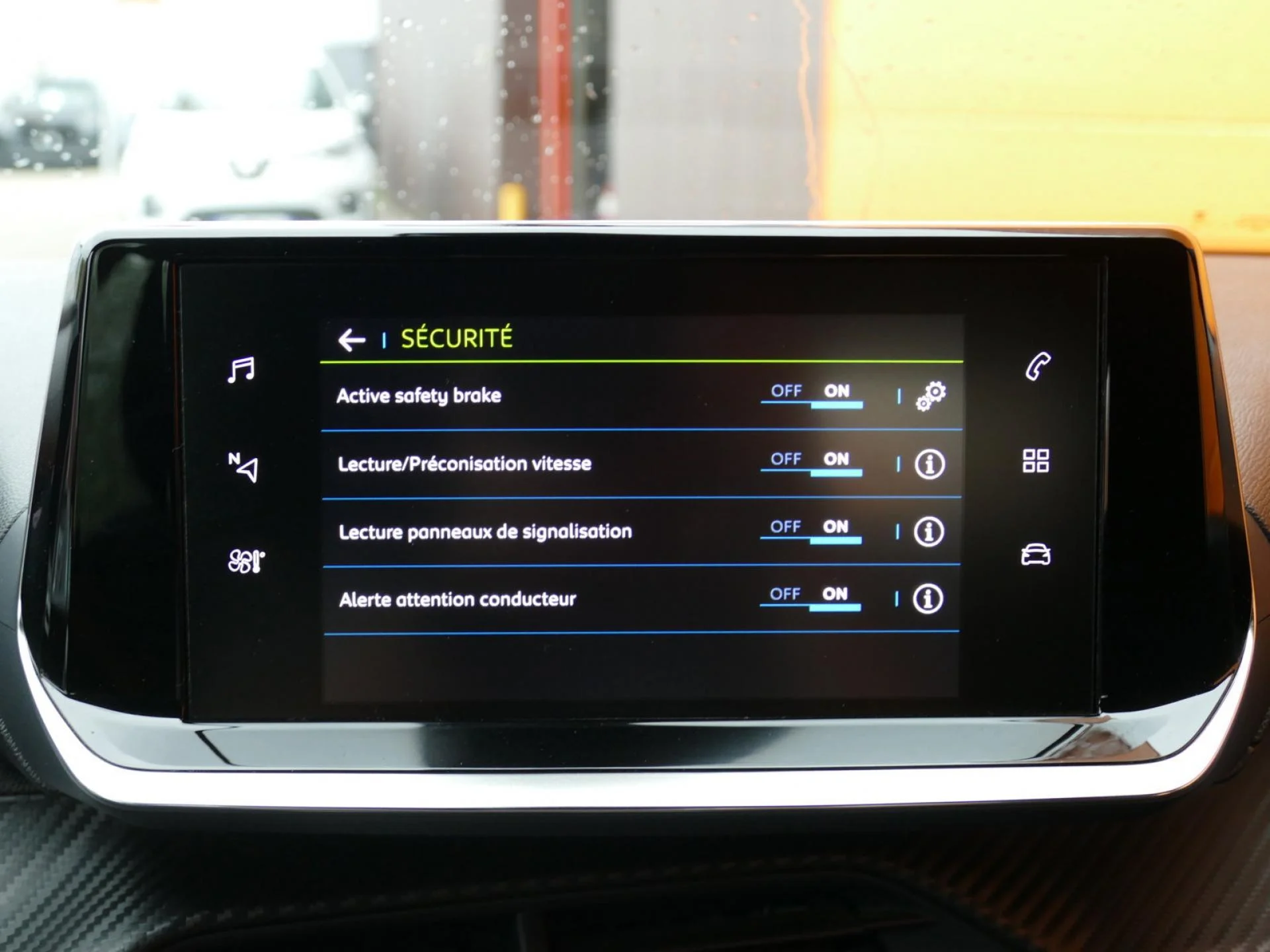 PEUGEOT 2008 - Miniature 13 sur 32 - Cliquer pour voir cette photo