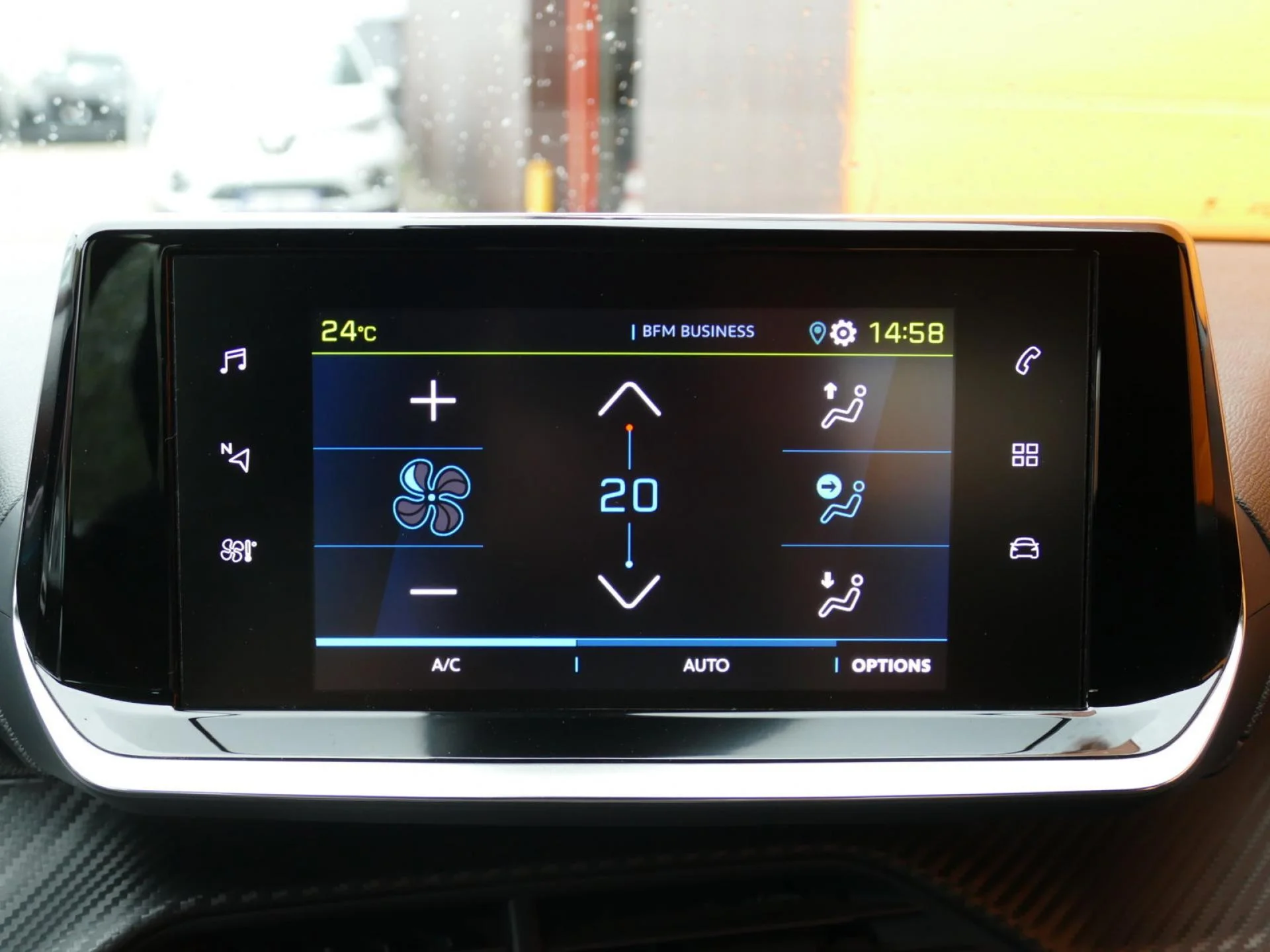 PEUGEOT 2008 - Miniature 16 sur 32 - Cliquer pour voir cette photo