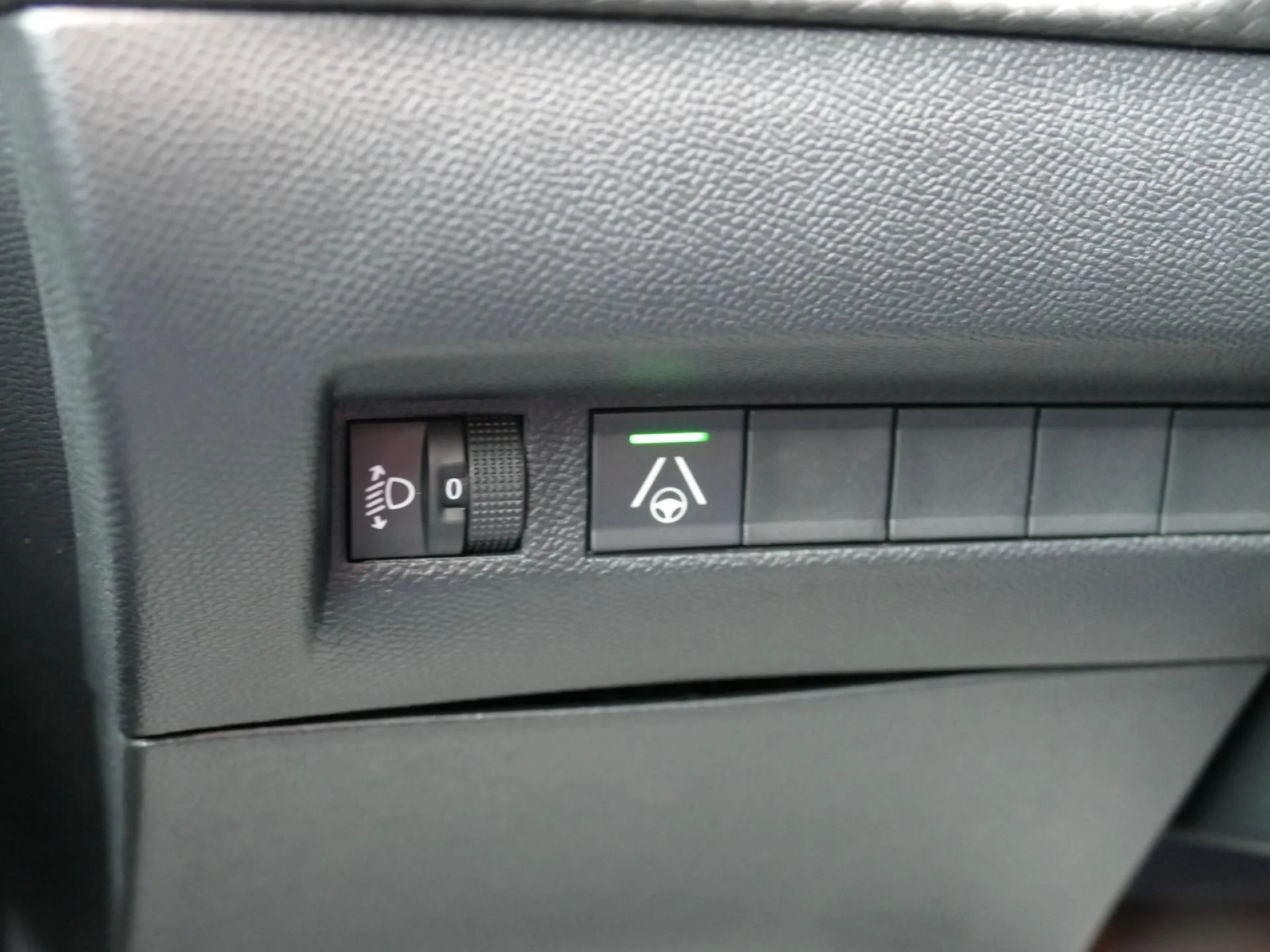 PEUGEOT 2008 - Miniature 24 sur 35 - Cliquer pour voir cette photo