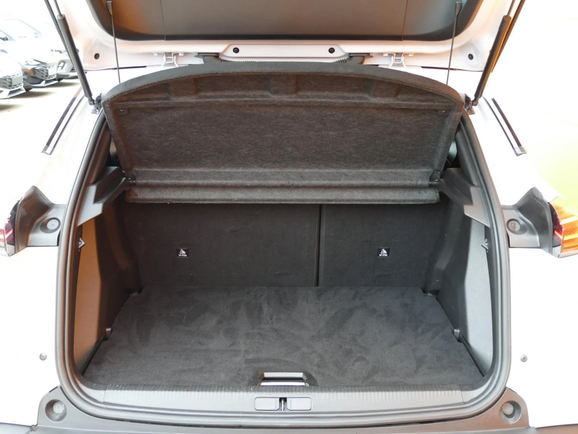 PEUGEOT 2008 - Miniature 8 sur 35 - Cliquer pour voir cette photo