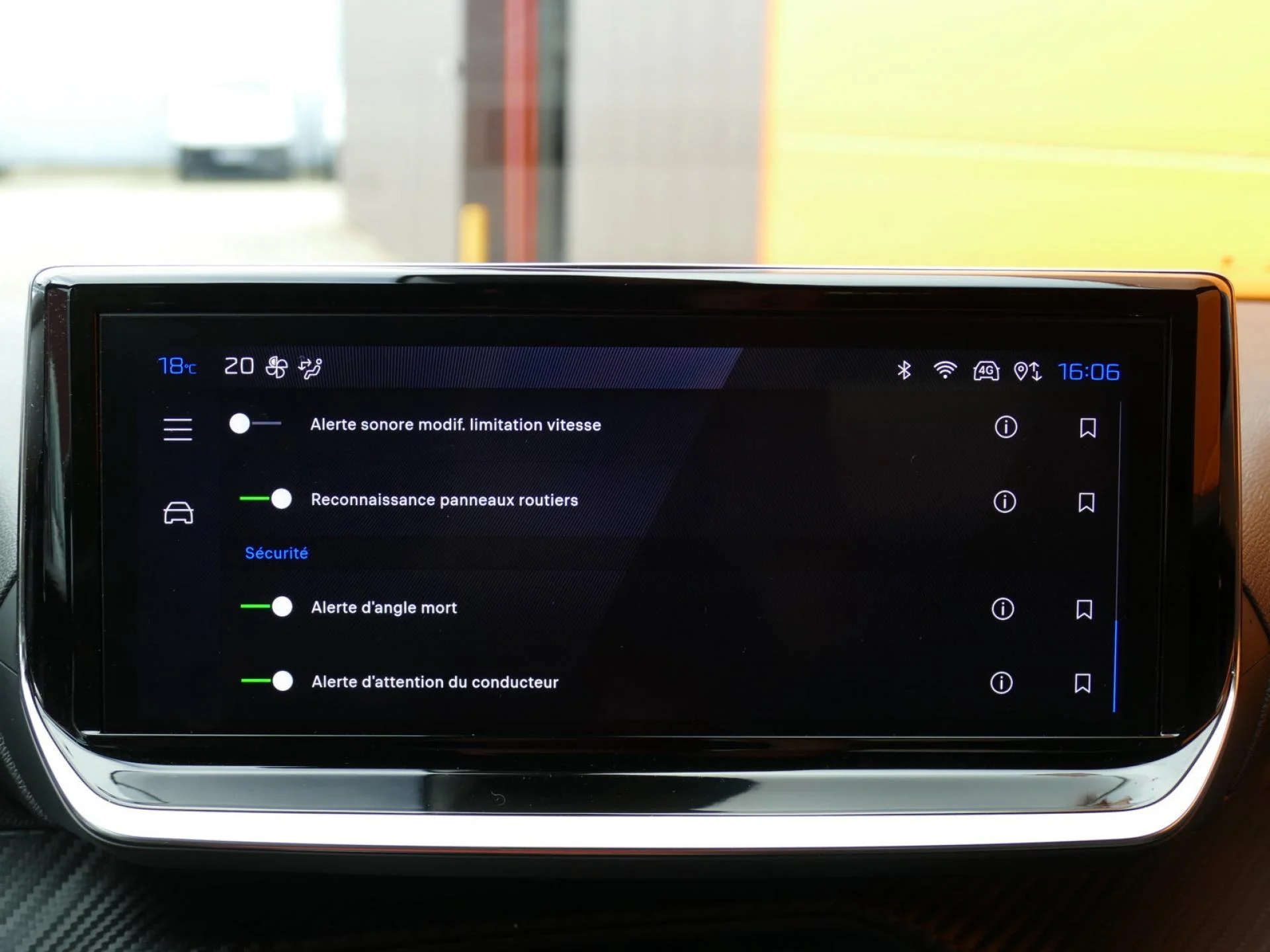 PEUGEOT 2008 - Miniature 13 sur 34 - Cliquer pour voir cette photo