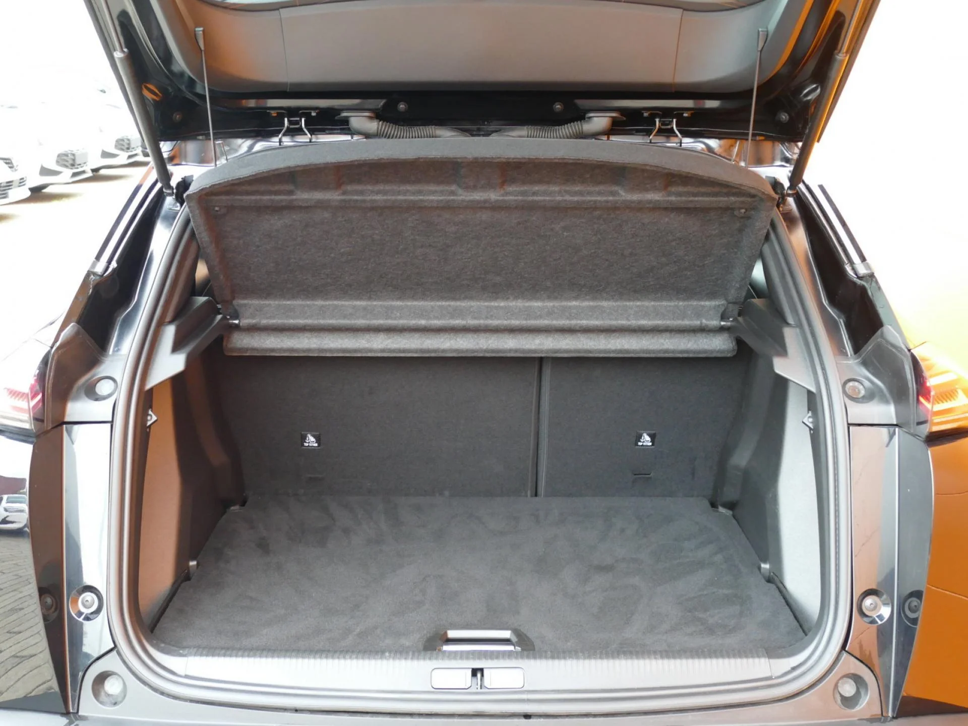 PEUGEOT 2008 - Miniature 8 sur 34 - Cliquer pour voir cette photo