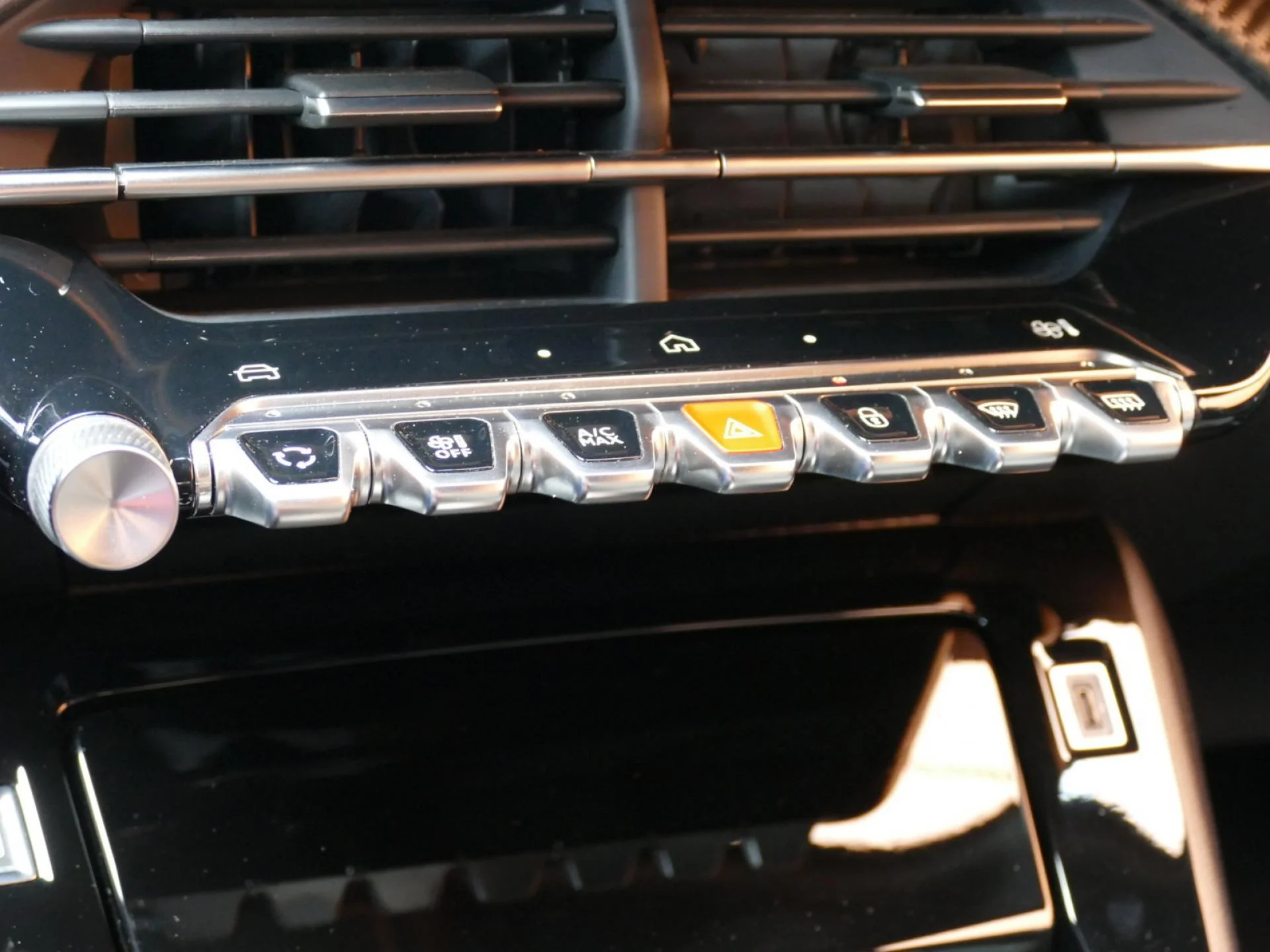 PEUGEOT 2008 - Miniature 16 sur 34 - Cliquer pour voir cette photo