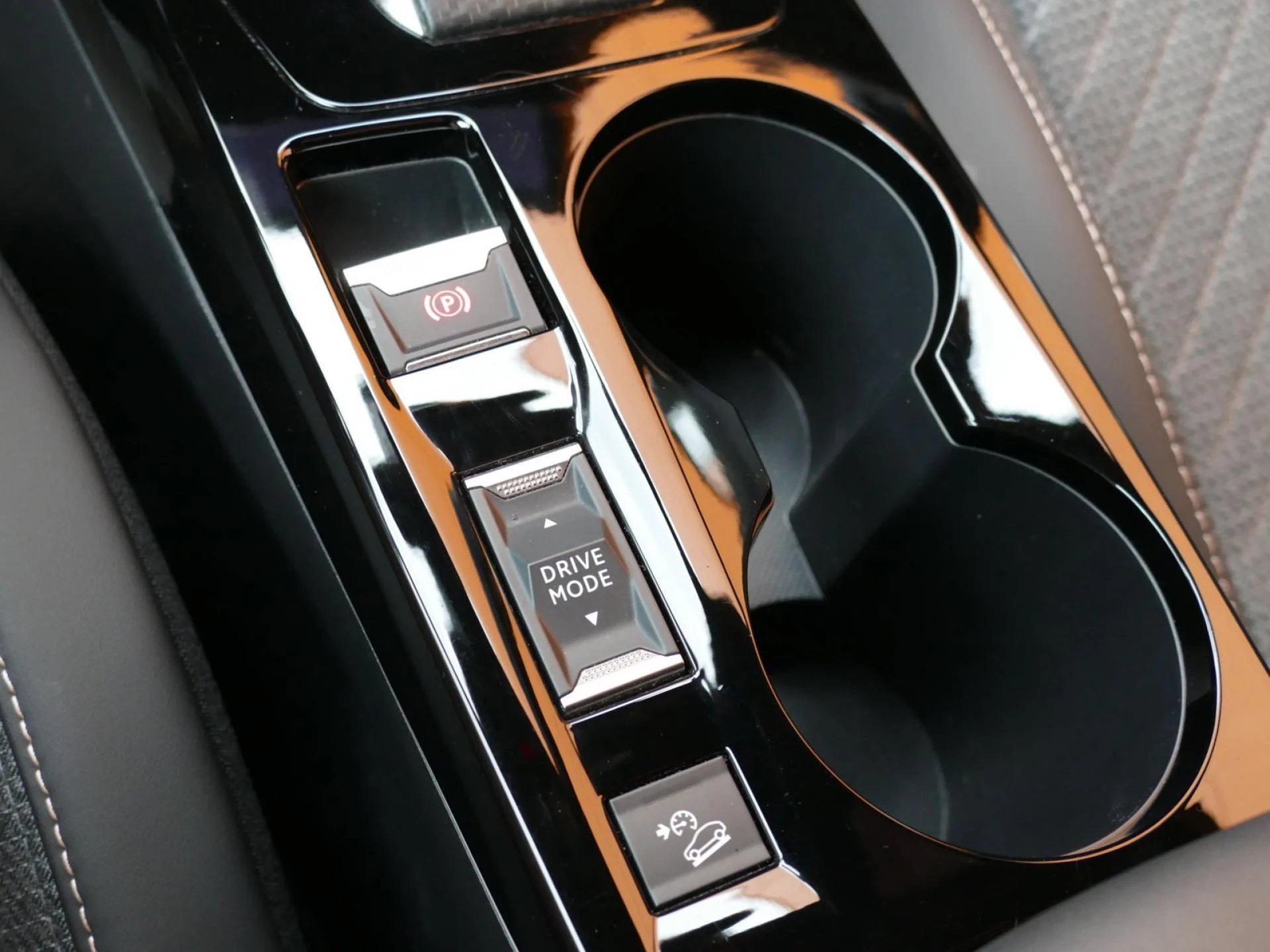PEUGEOT 2008 - Miniature 19 sur 32 - Cliquer pour voir cette photo