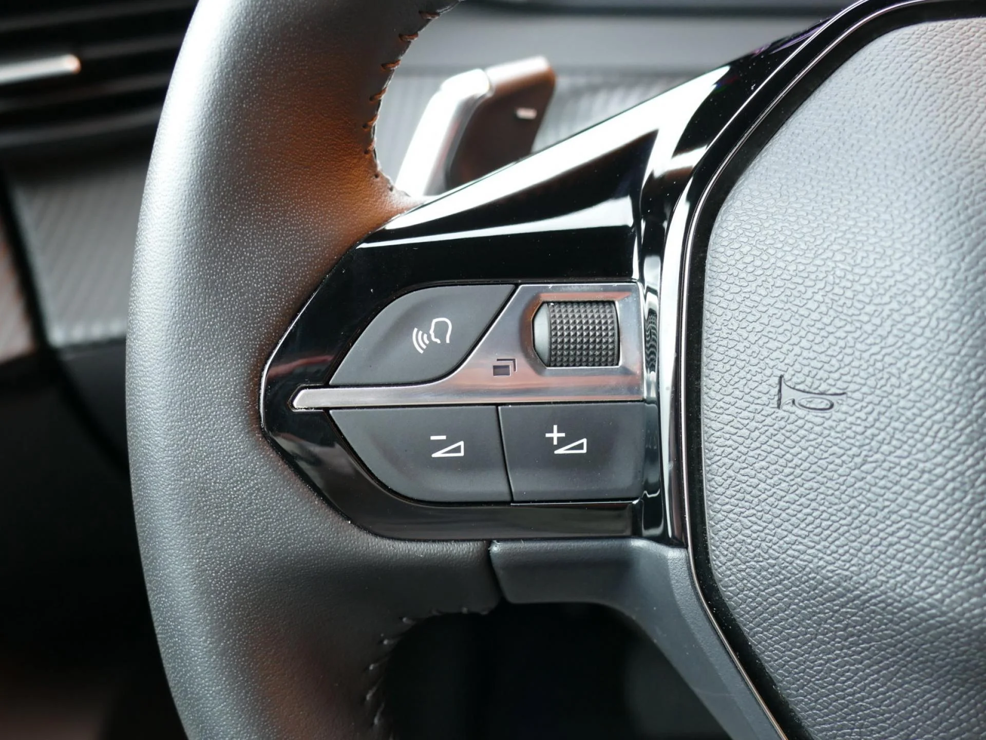 PEUGEOT 2008 - Miniature 17 sur 32 - Cliquer pour voir cette photo