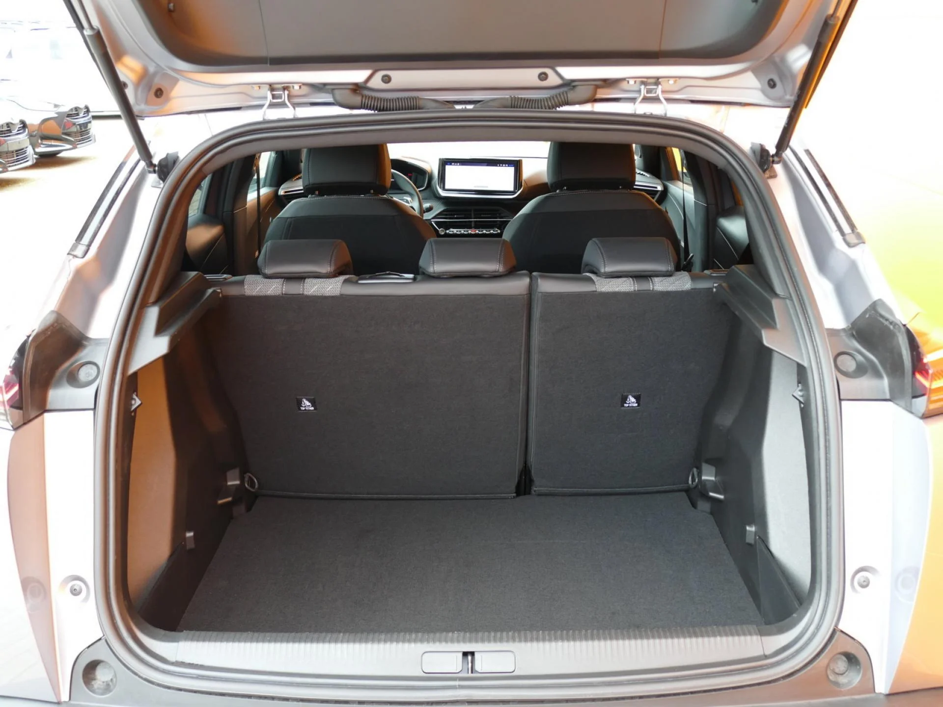 PEUGEOT 2008 - Miniature 8 sur 32 - Cliquer pour voir cette photo