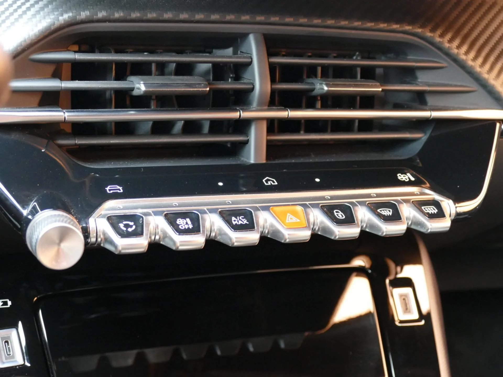 PEUGEOT 2008 - Miniature 14 sur 32 - Cliquer pour voir cette photo