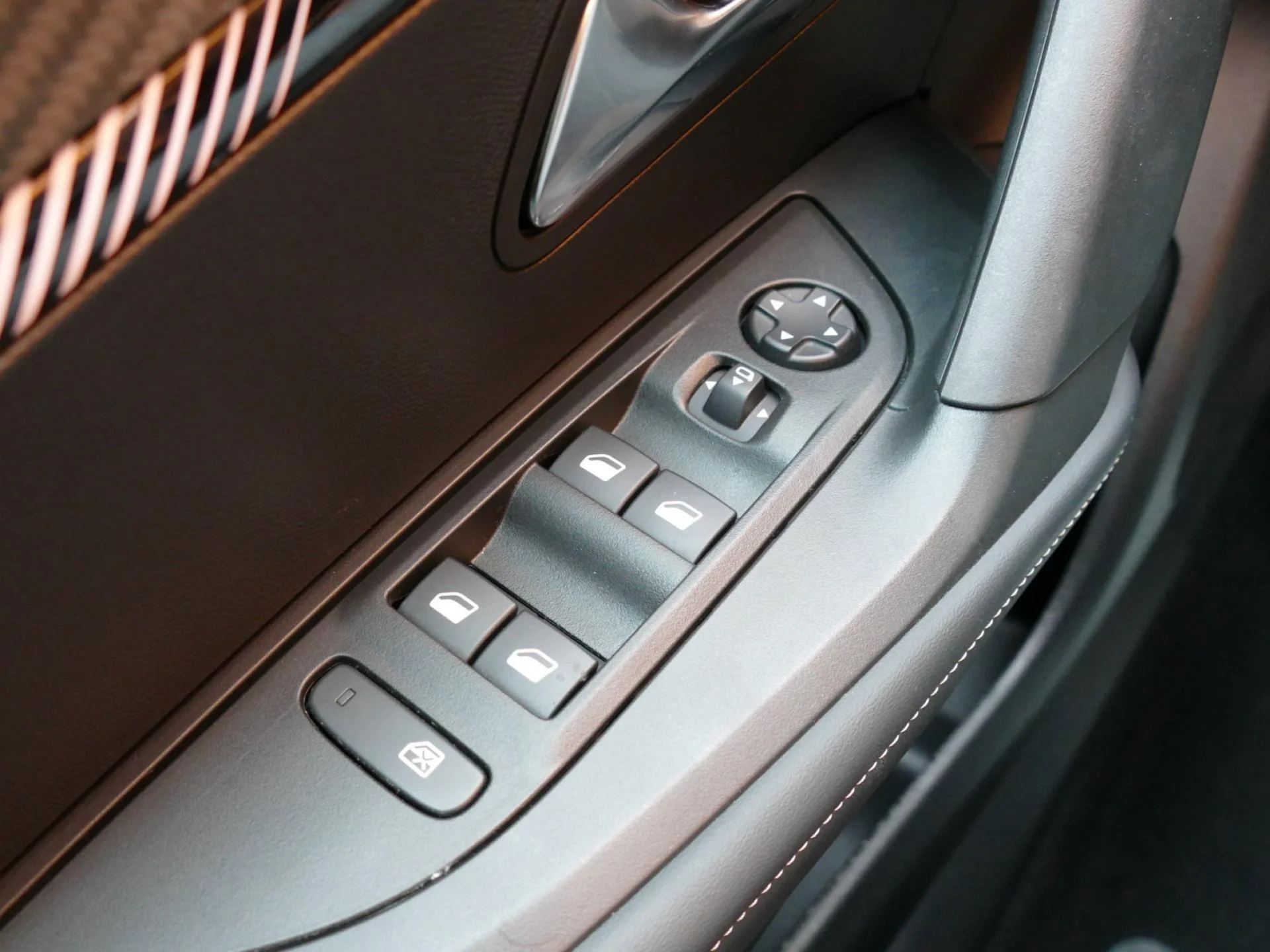 PEUGEOT 2008 - Miniature 24 sur 32 - Cliquer pour voir cette photo