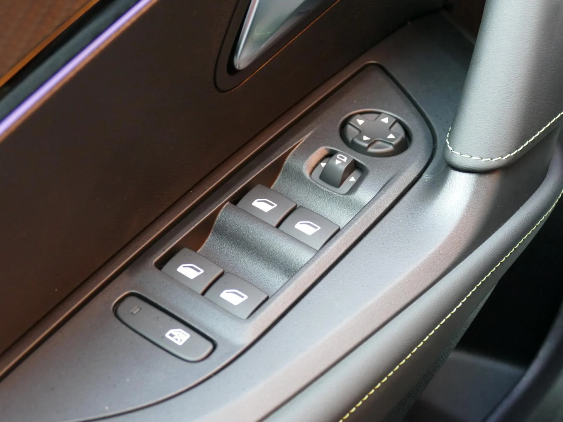 PEUGEOT 2008 - Miniature 20 sur 30 - Cliquer pour voir cette photo