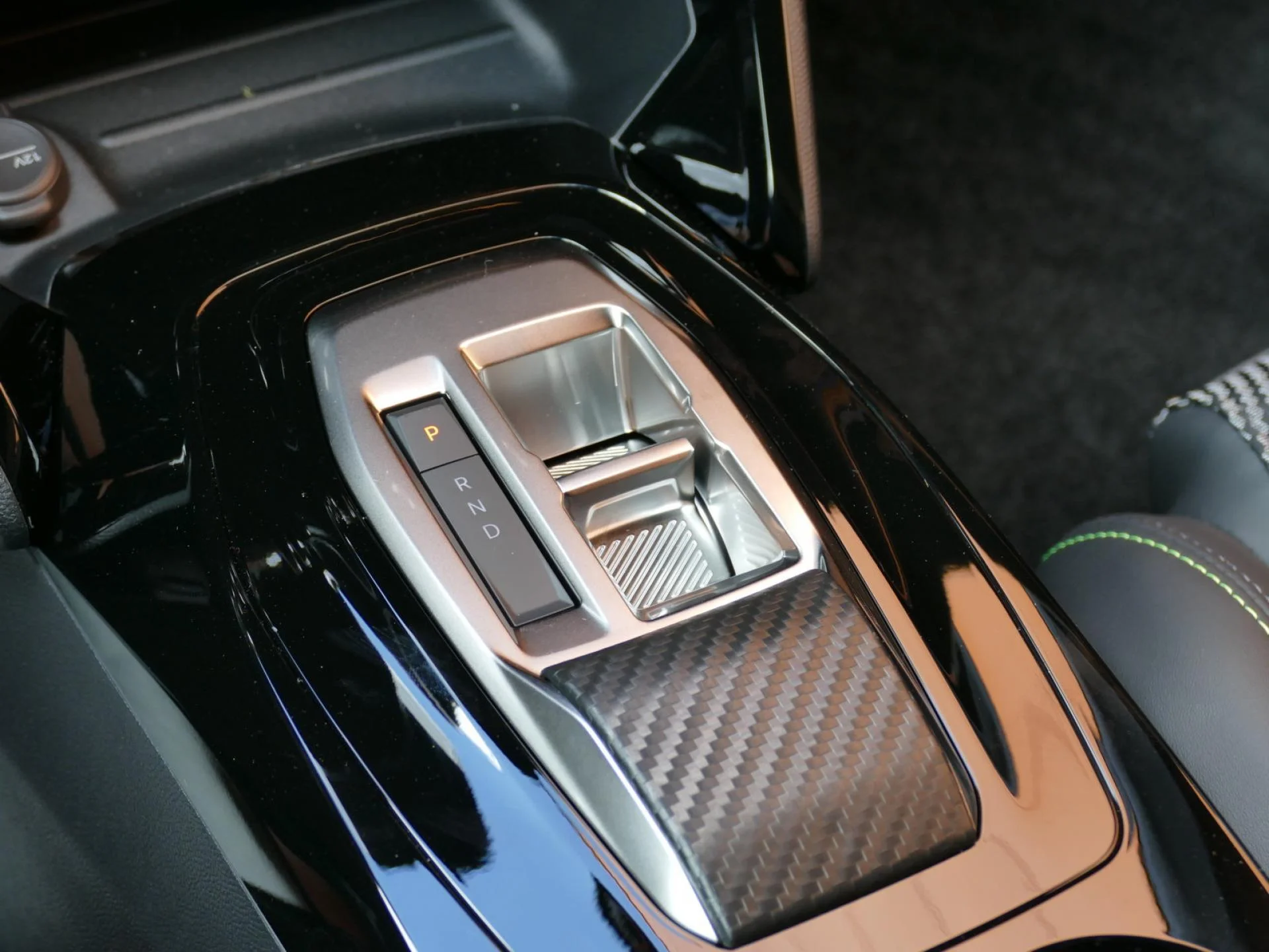 PEUGEOT 2008 - Miniature 15 sur 30 - Cliquer pour voir cette photo