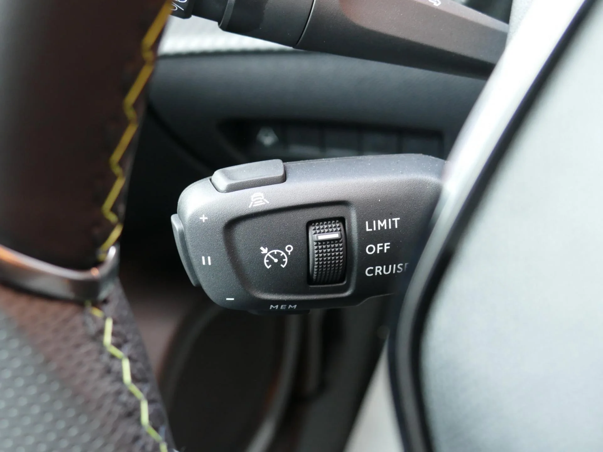 PEUGEOT 2008 - Miniature 21 sur 30 - Cliquer pour voir cette photo