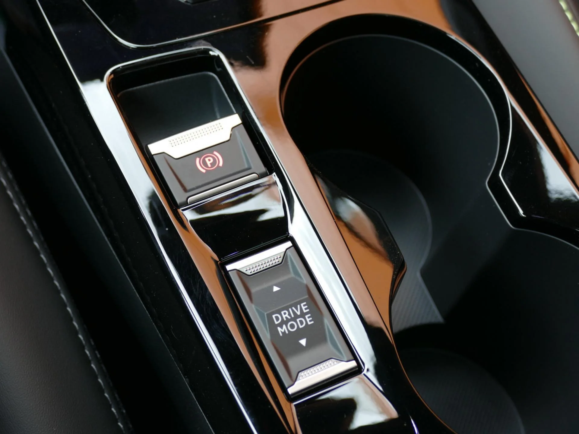 PEUGEOT 2008 - Miniature 21 sur 31 - Cliquer pour voir cette photo