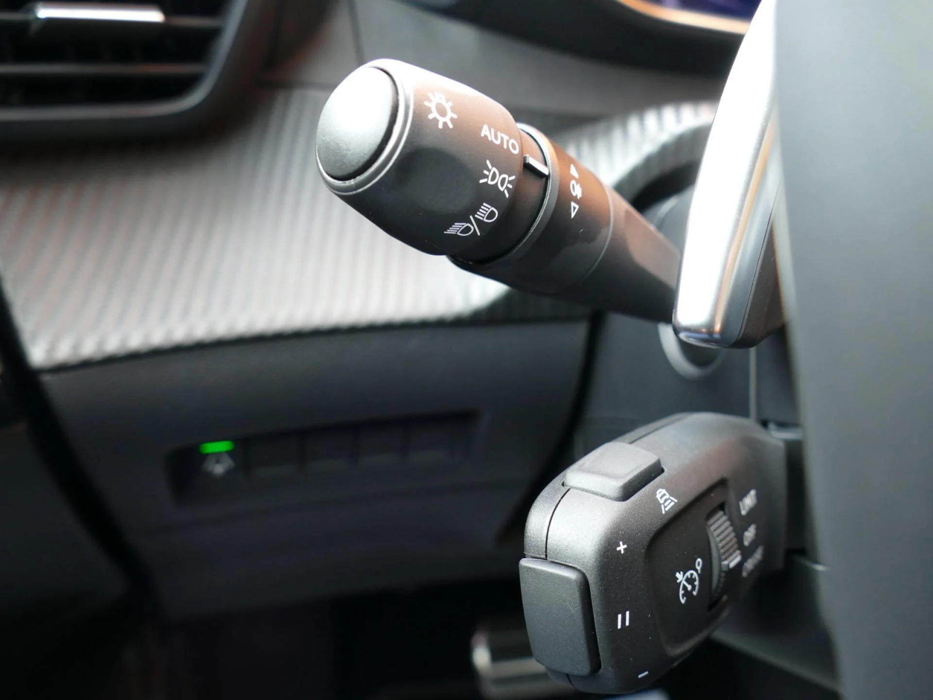 PEUGEOT 2008 - Miniature 29 sur 31 - Cliquer pour voir cette photo