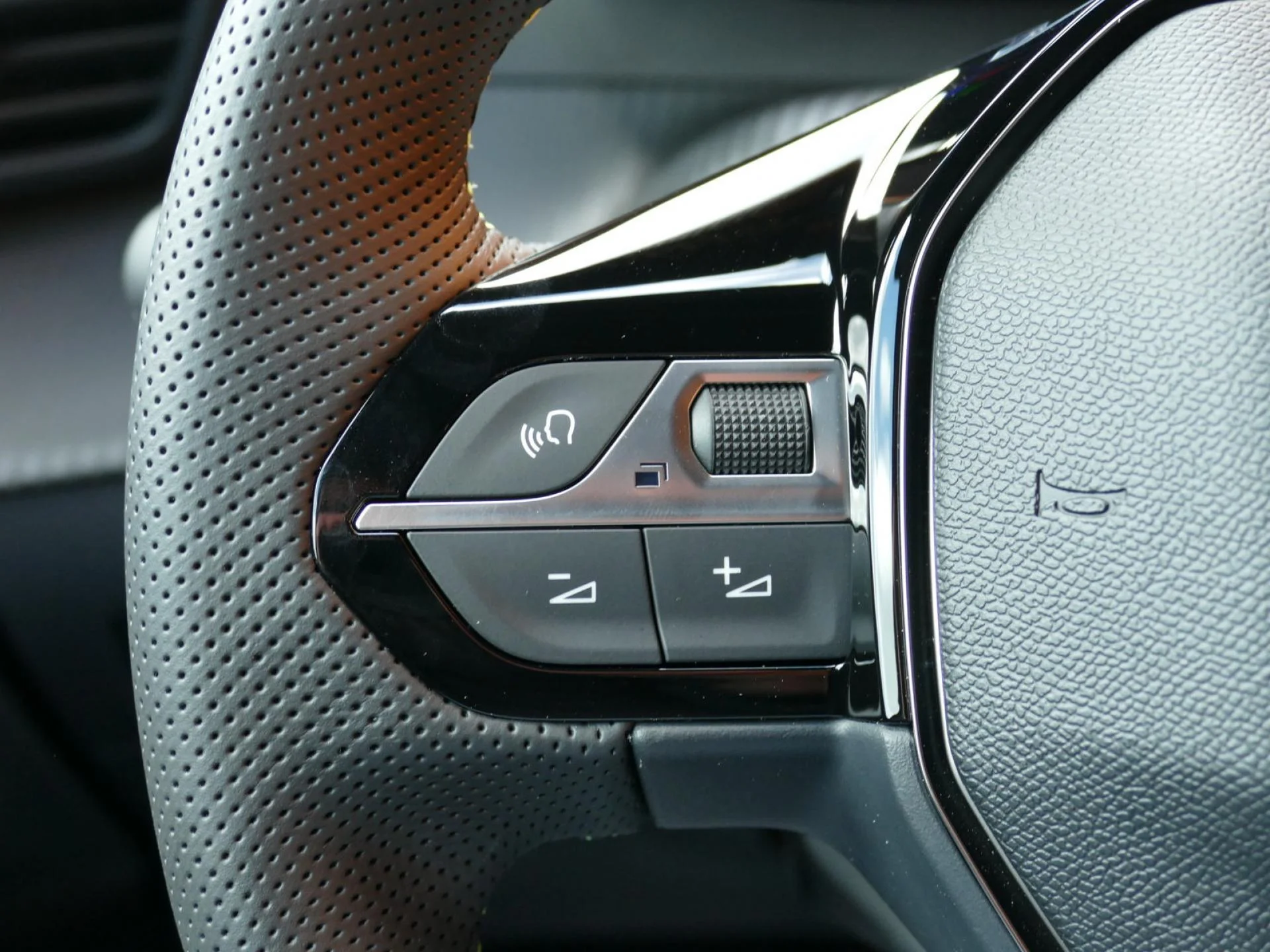 PEUGEOT 2008 - Miniature 18 sur 33 - Cliquer pour voir cette photo