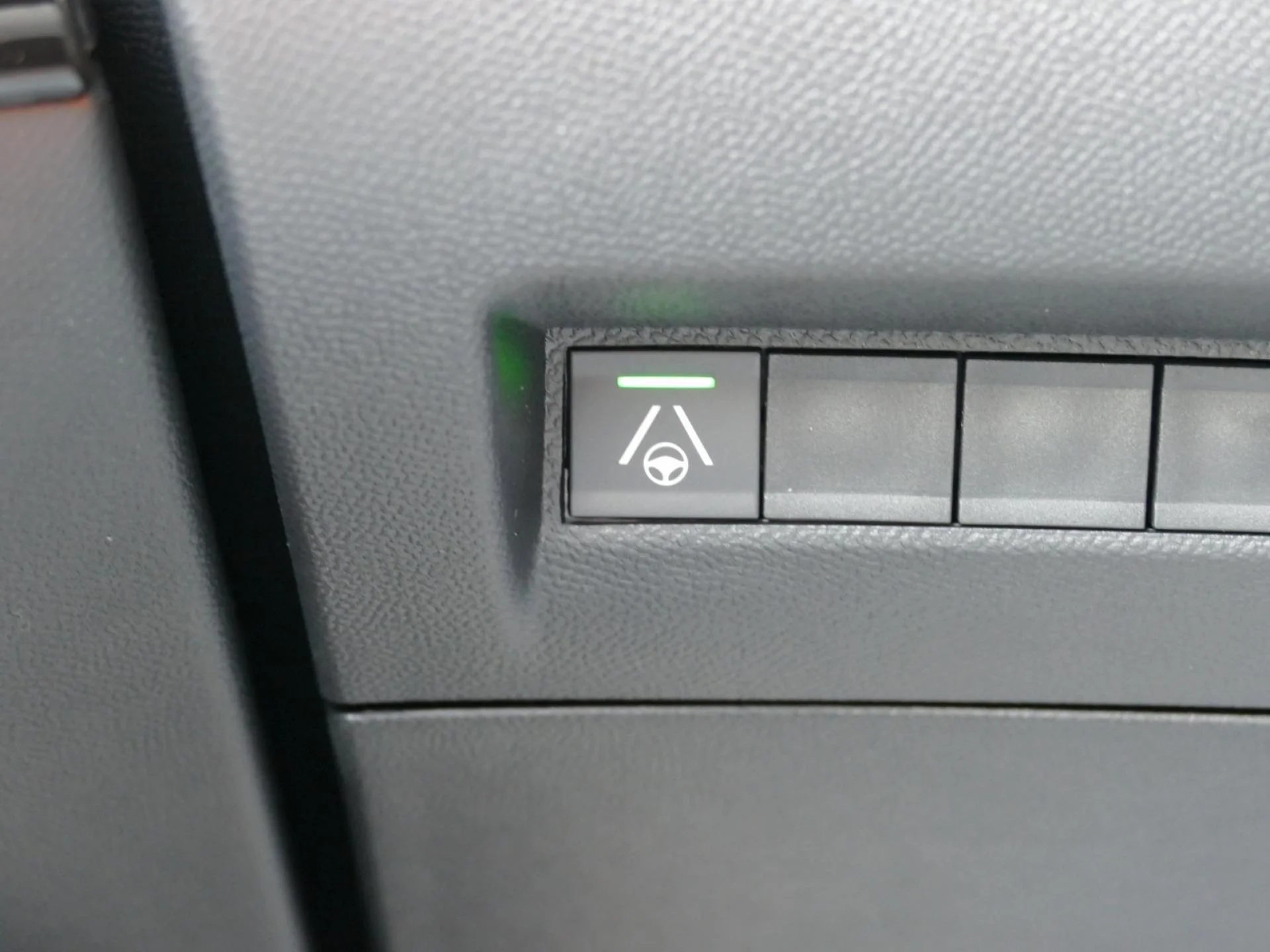 PEUGEOT 2008 - Miniature 21 sur 33 - Cliquer pour voir cette photo