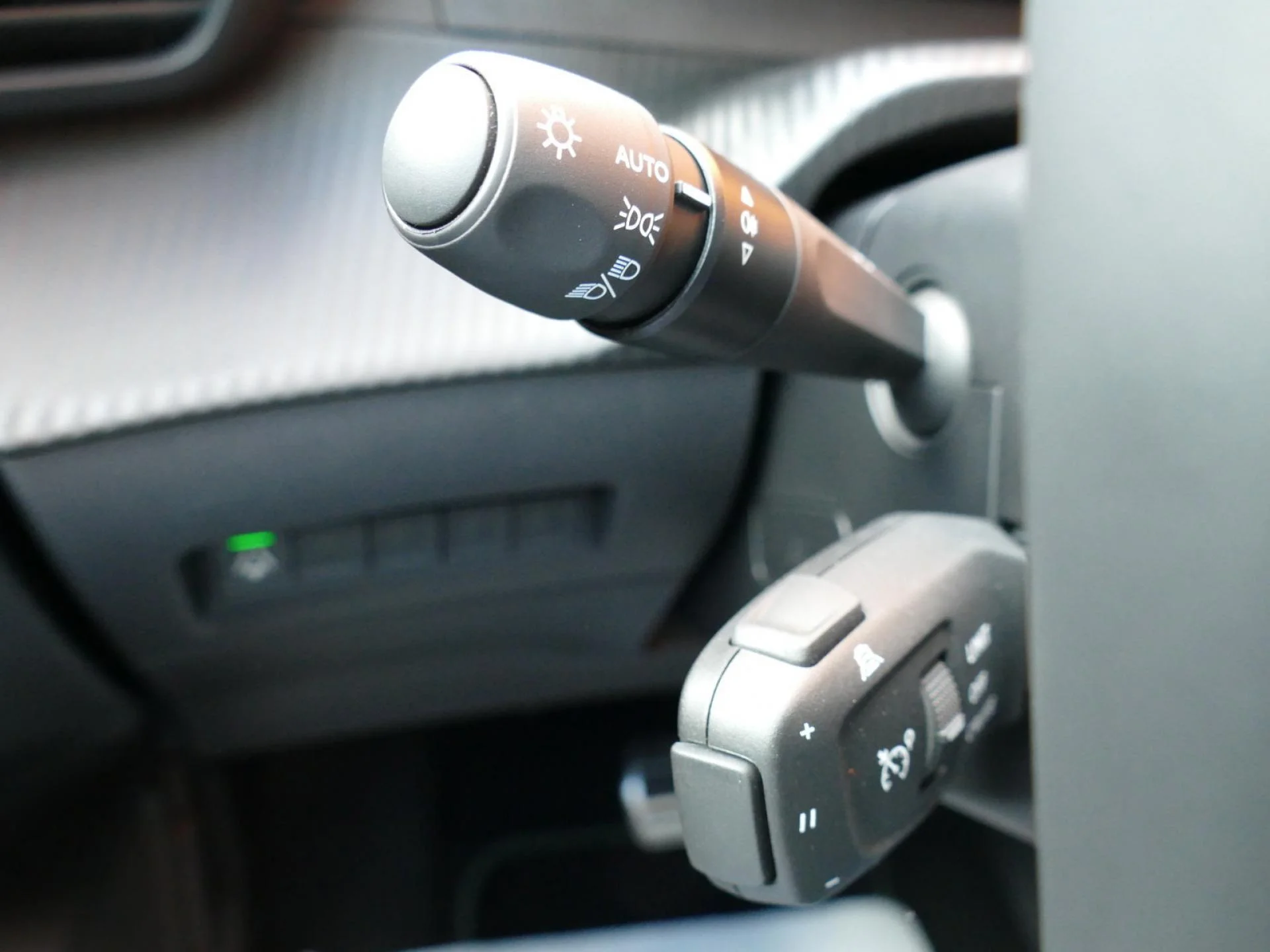 PEUGEOT 2008 - Miniature 26 sur 33 - Cliquer pour voir cette photo