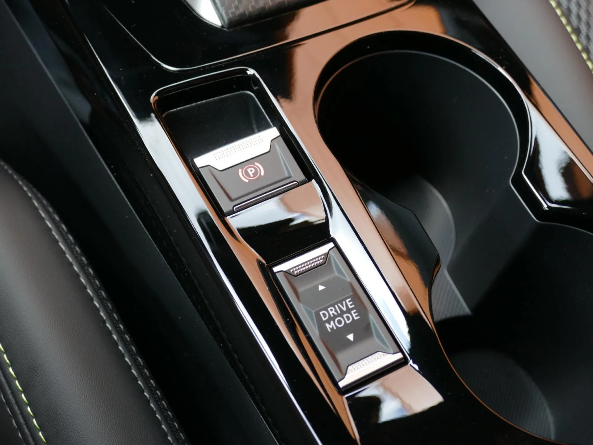 PEUGEOT 2008 - Miniature 20 sur 33 - Cliquer pour voir cette photo