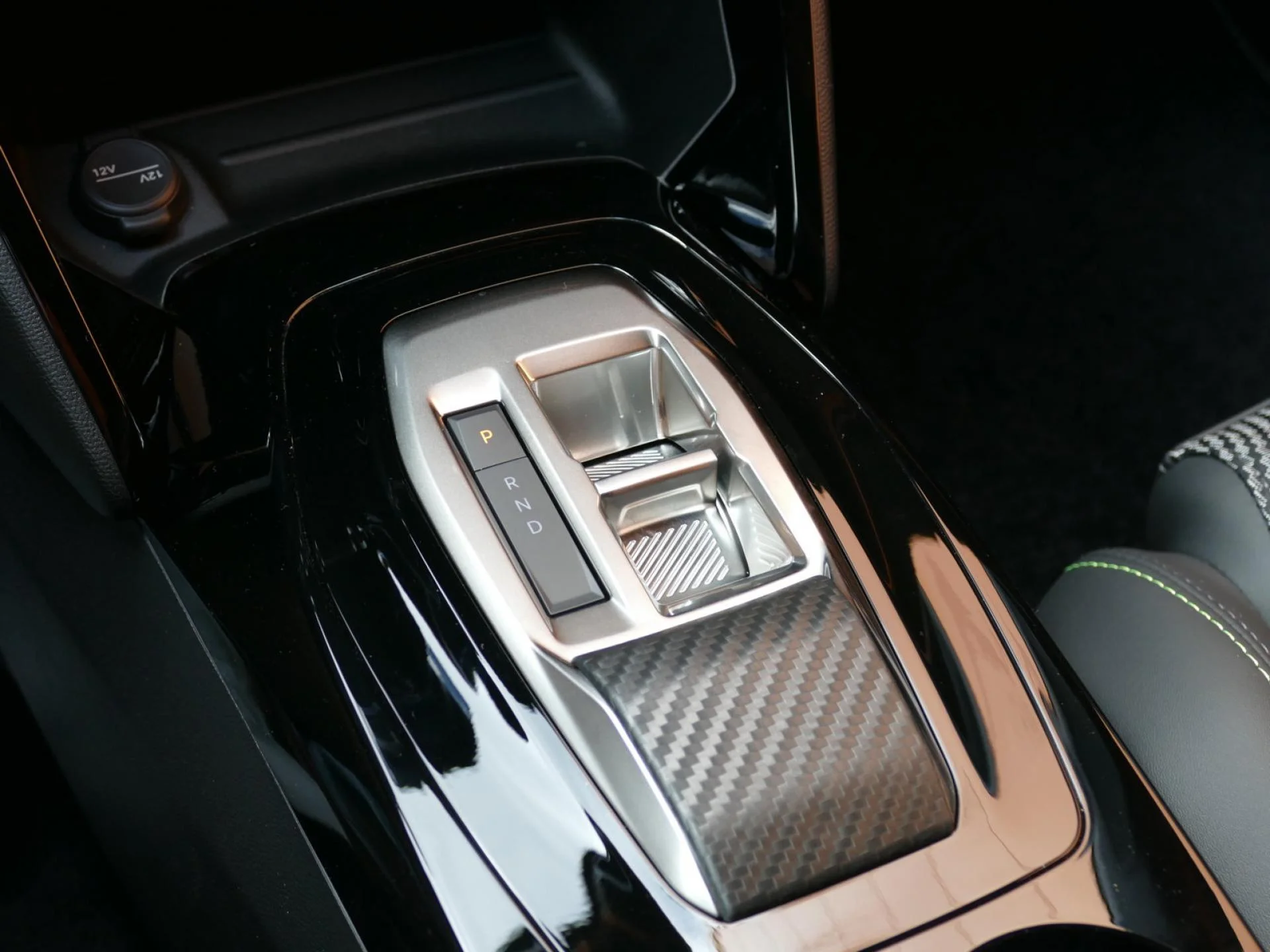 PEUGEOT 2008 - Miniature 19 sur 33 - Cliquer pour voir cette photo