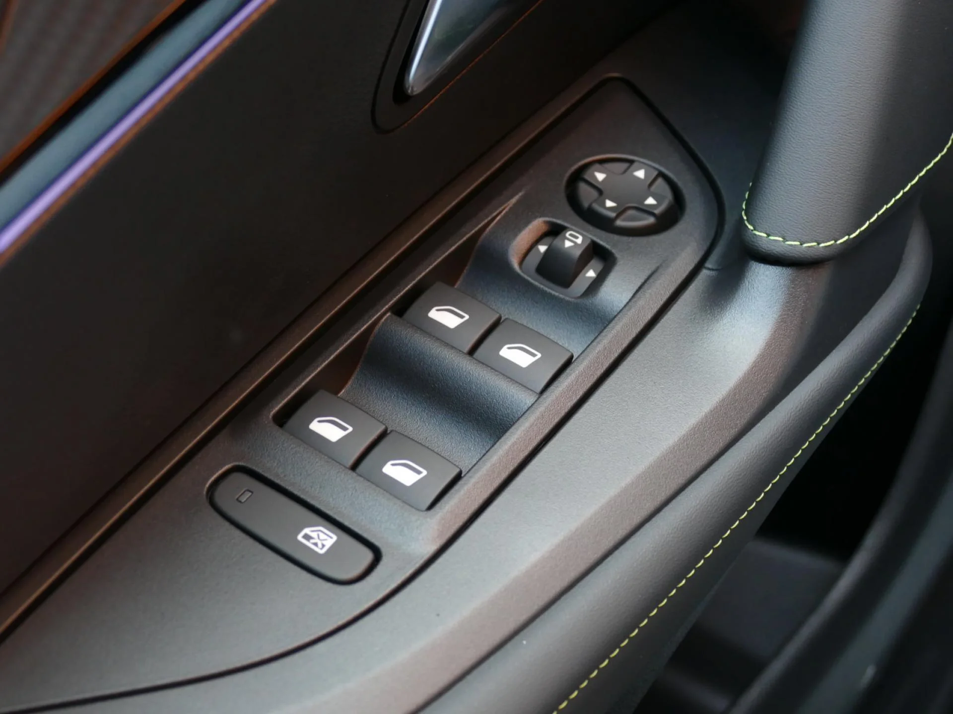 PEUGEOT 2008 - Miniature 25 sur 33 - Cliquer pour voir cette photo
