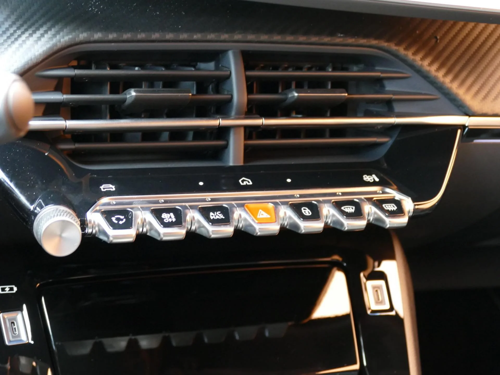 PEUGEOT 2008 - Miniature 15 sur 33 - Cliquer pour voir cette photo