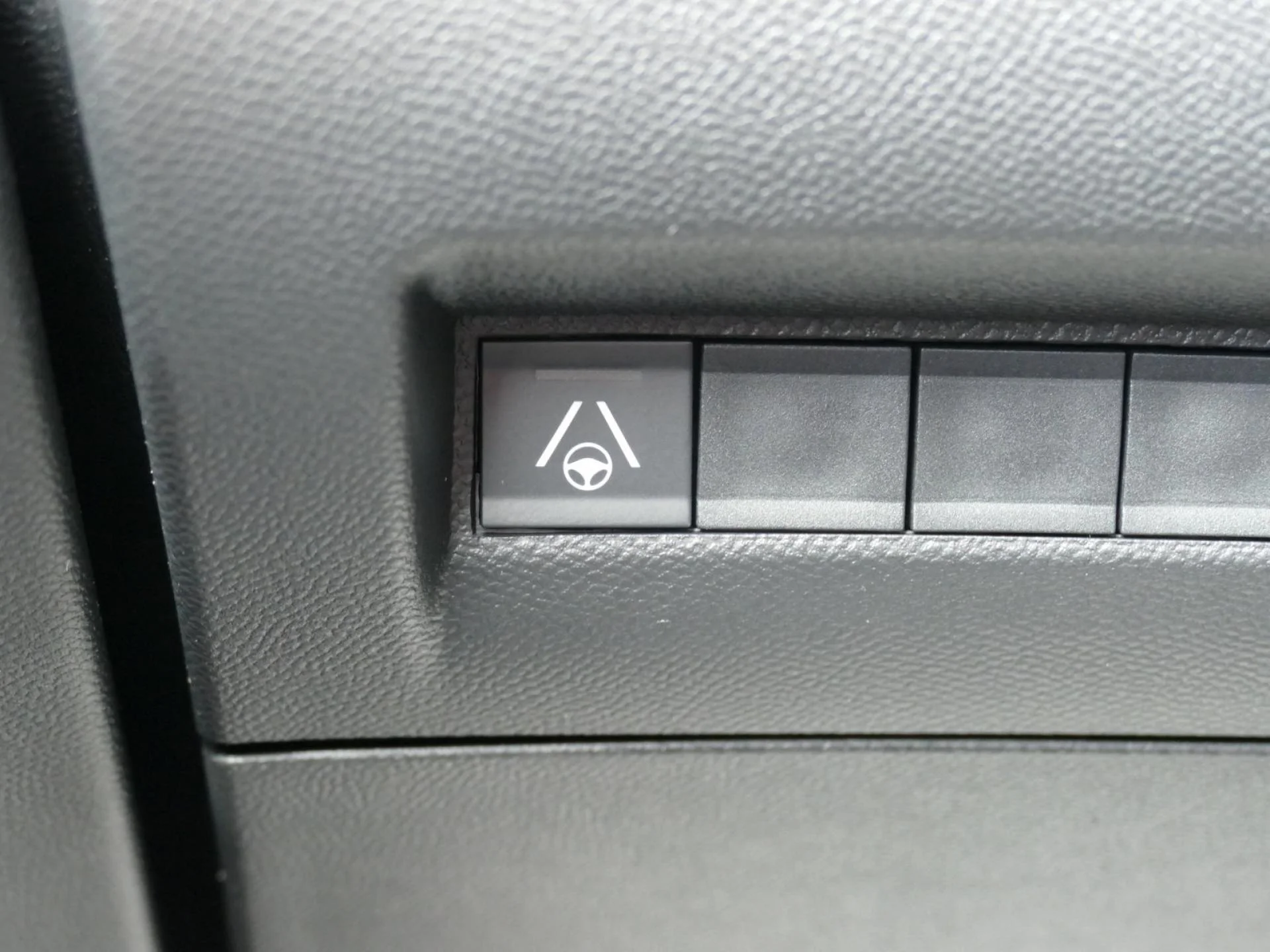 PEUGEOT 2008 - Miniature 20 sur 34 - Cliquer pour voir cette photo