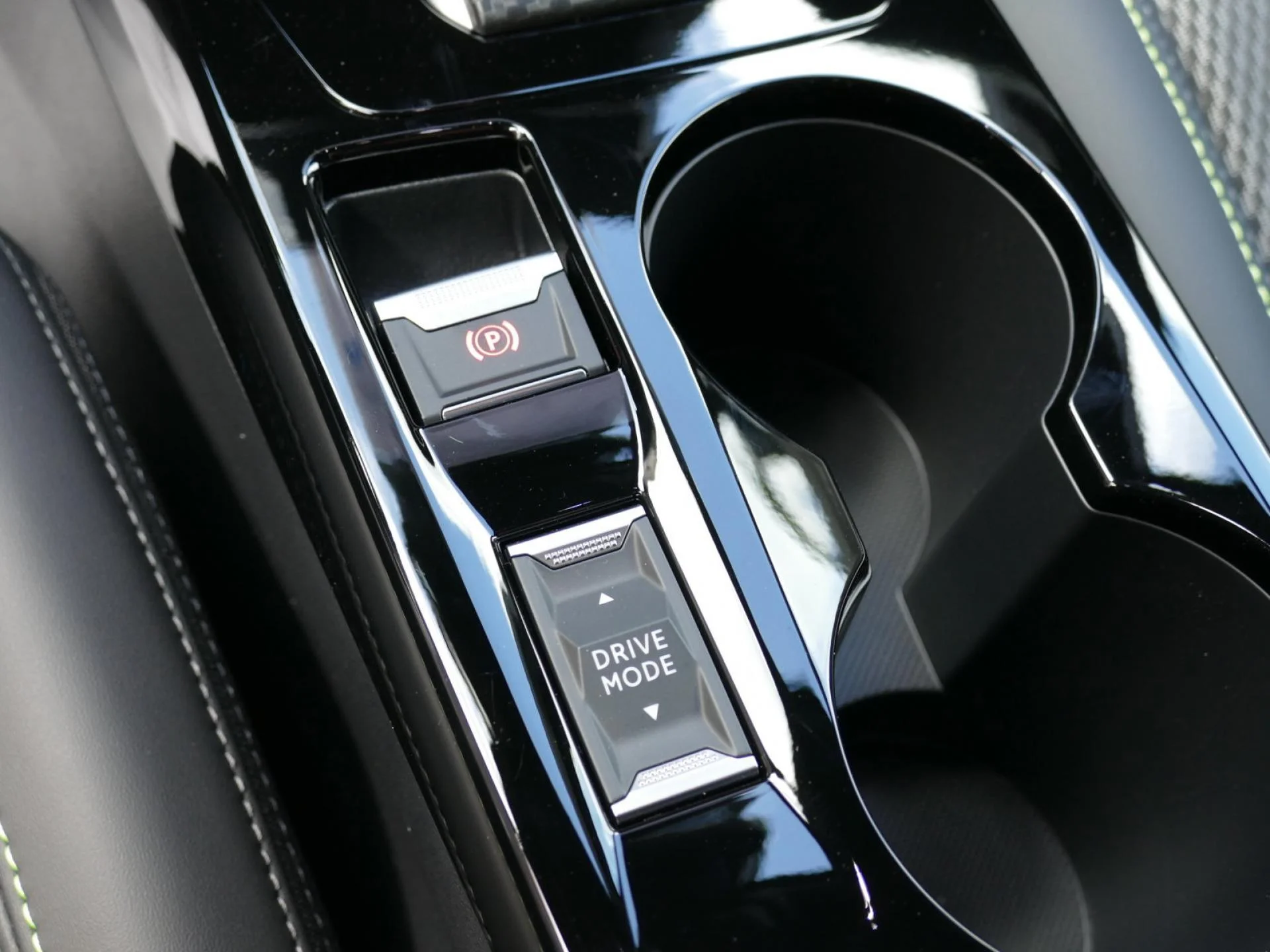 PEUGEOT 2008 - Miniature 19 sur 34 - Cliquer pour voir cette photo