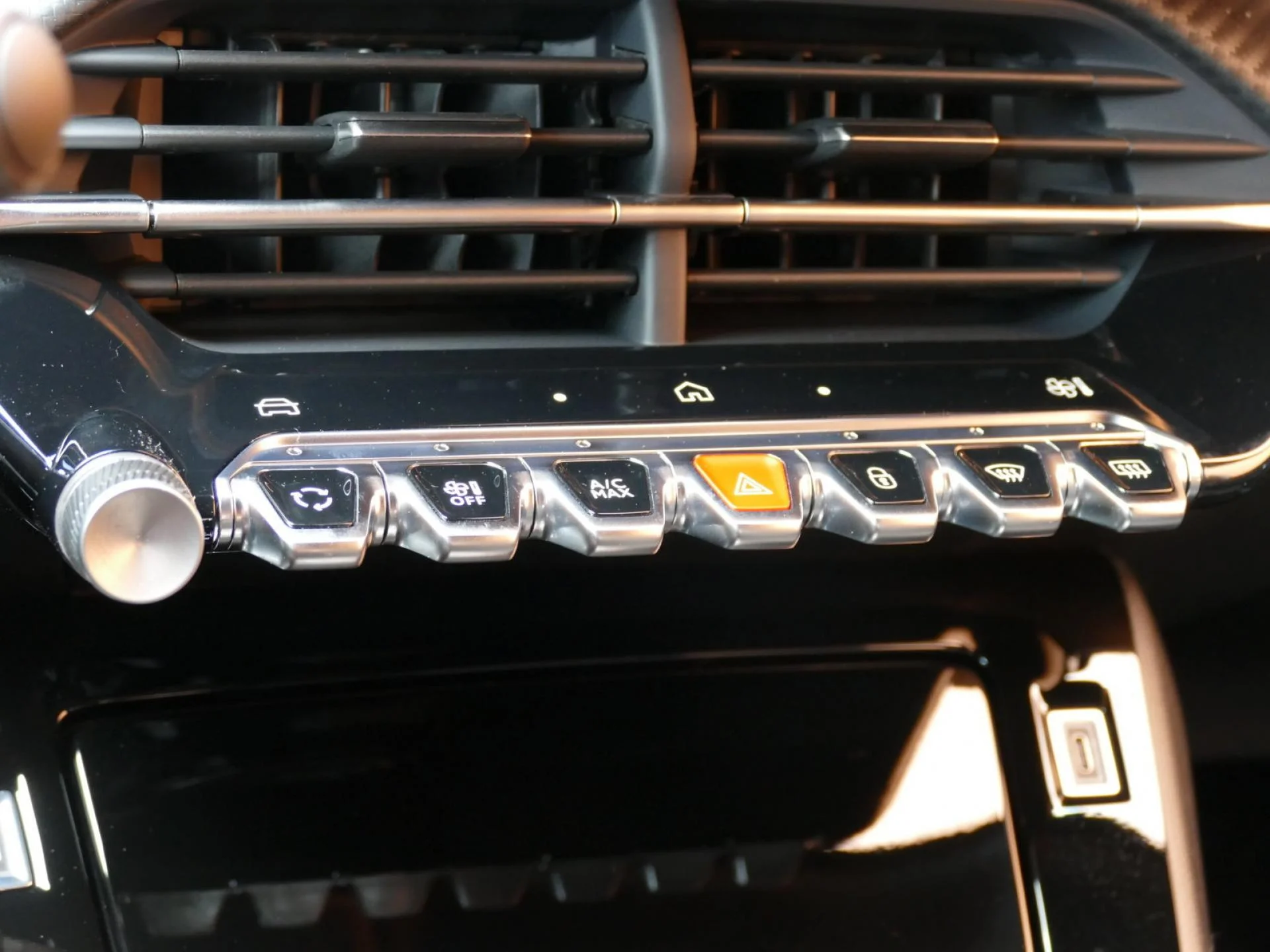 PEUGEOT 2008 - Miniature 15 sur 34 - Cliquer pour voir cette photo