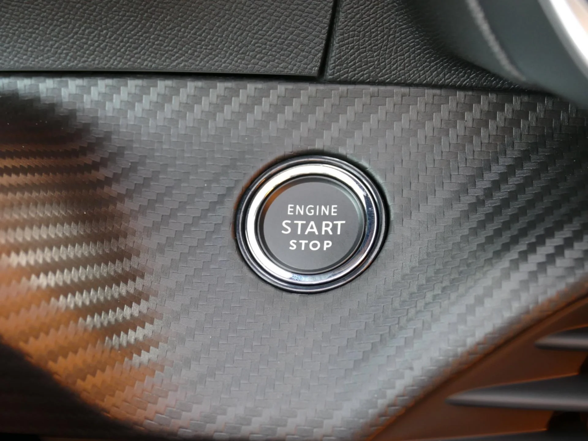 PEUGEOT 2008 - Miniature 20 sur 33 - Cliquer pour voir cette photo