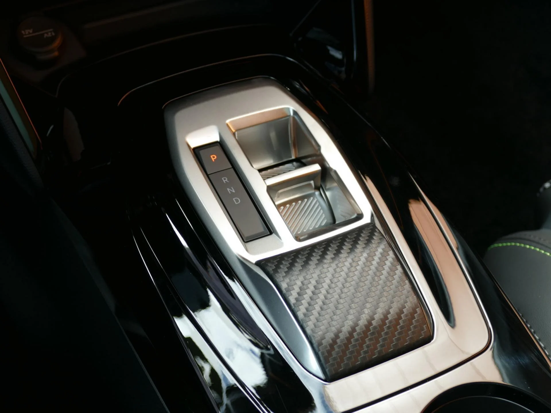 PEUGEOT 2008 - Miniature 17 sur 33 - Cliquer pour voir cette photo