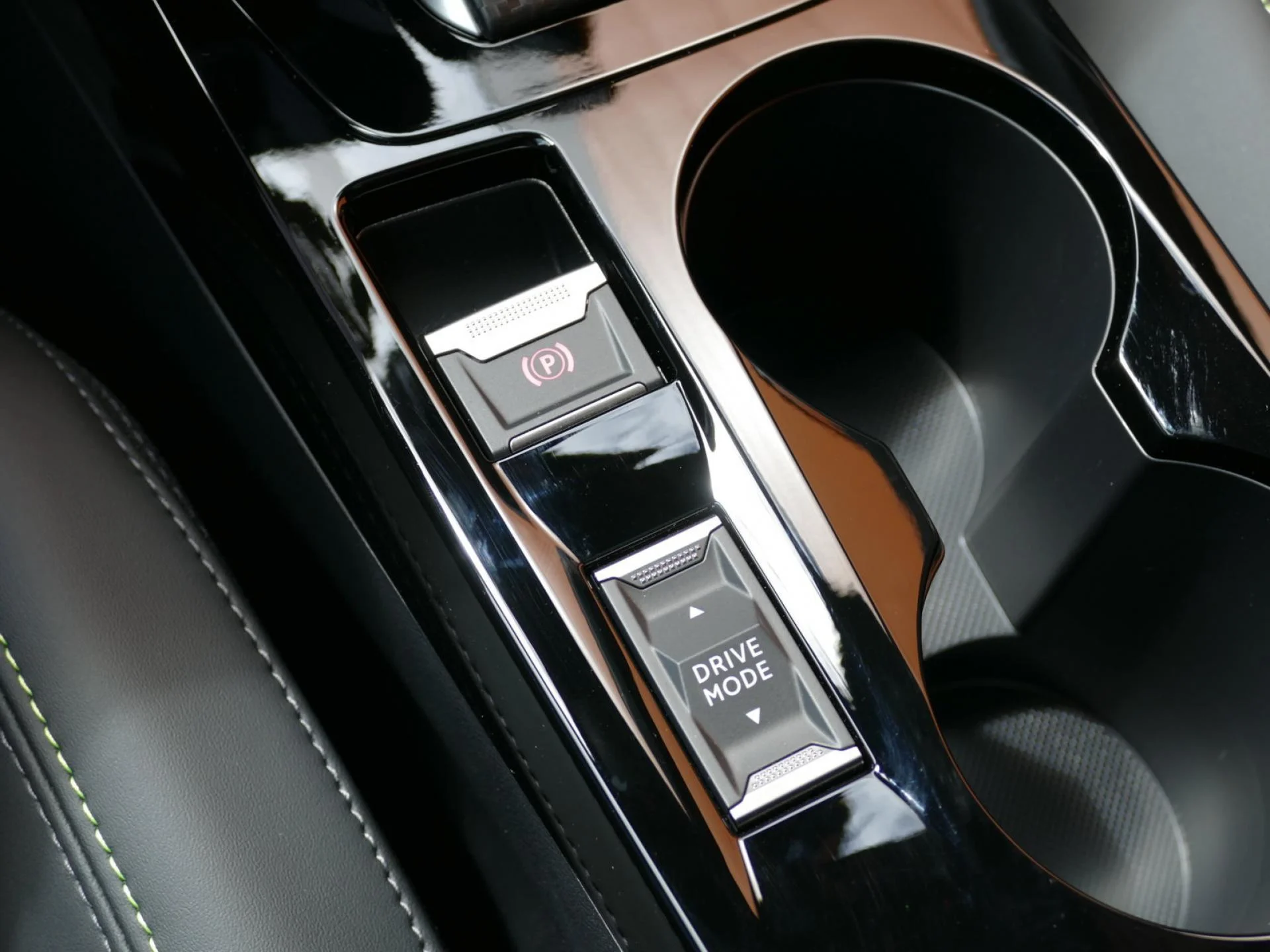 PEUGEOT 2008 - Miniature 18 sur 33 - Cliquer pour voir cette photo