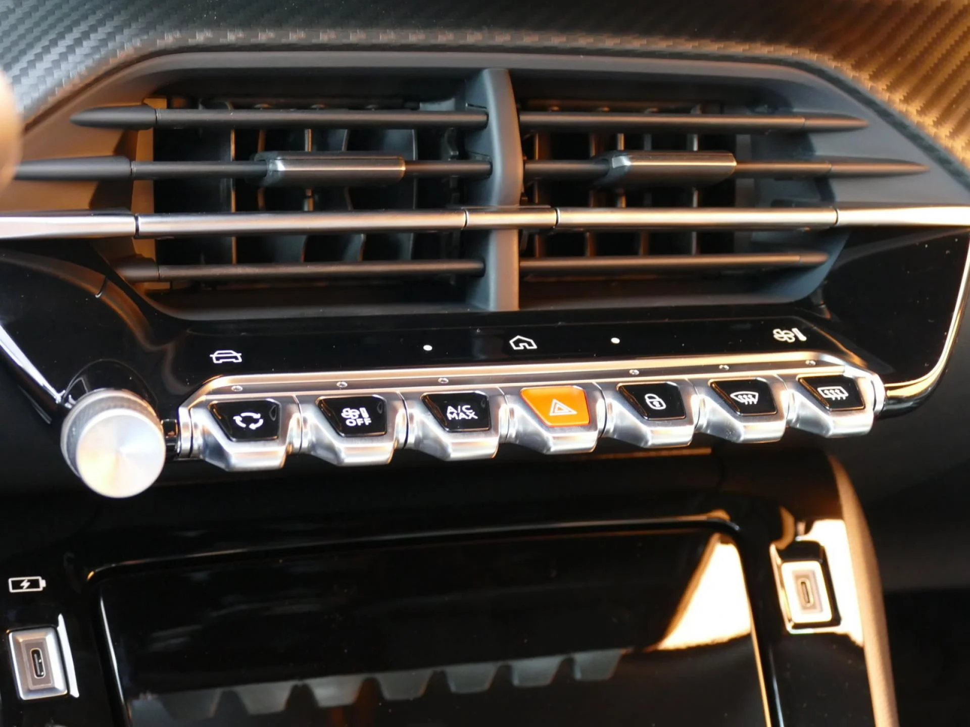 PEUGEOT 2008 - Miniature 14 sur 33 - Cliquer pour voir cette photo