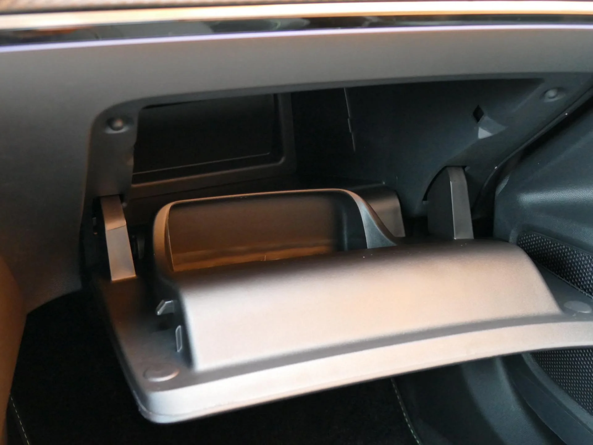 PEUGEOT 2008 - Miniature 23 sur 33 - Cliquer pour voir cette photo