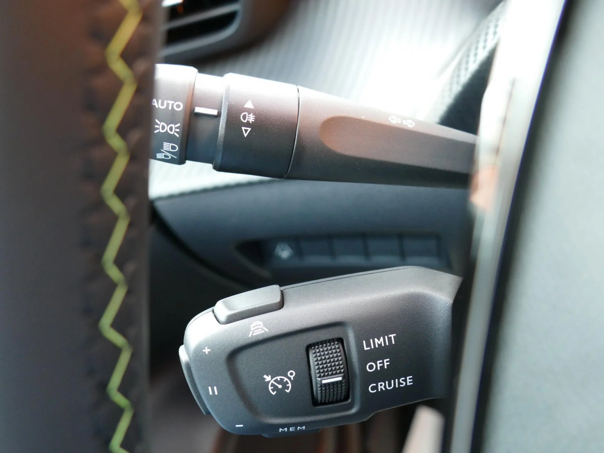 PEUGEOT 2008 - Miniature 24 sur 32 - Cliquer pour voir cette photo