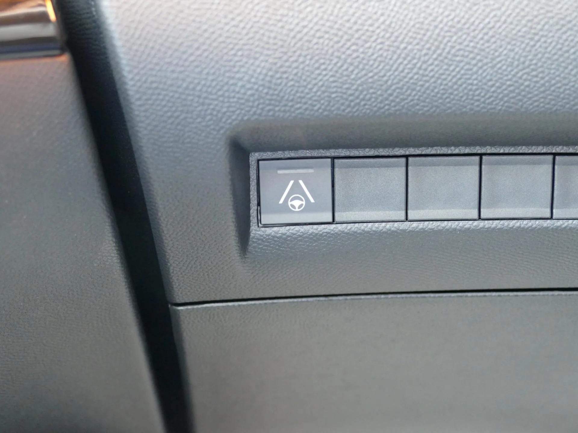PEUGEOT 2008 - Miniature 19 sur 32 - Cliquer pour voir cette photo